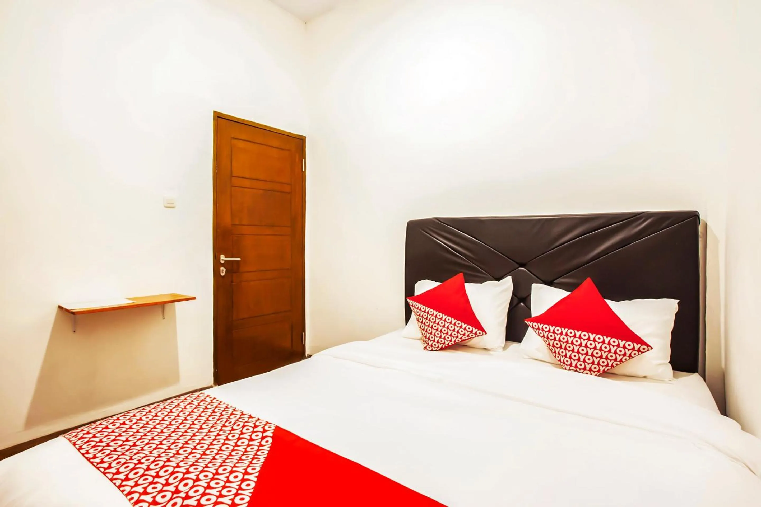 Bedroom in Hotel O Sutomo Inn