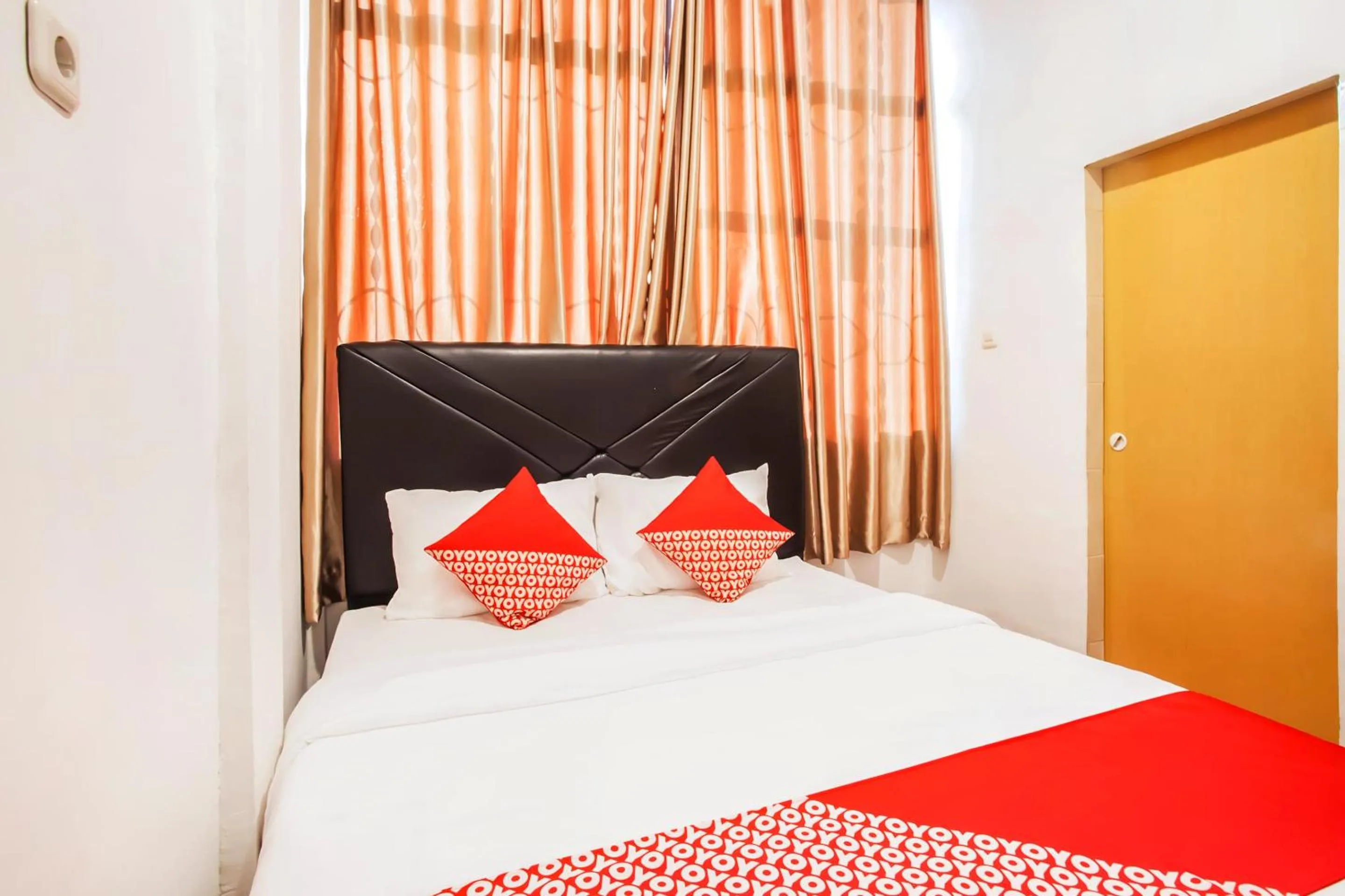 Bedroom in Hotel O Sutomo Inn