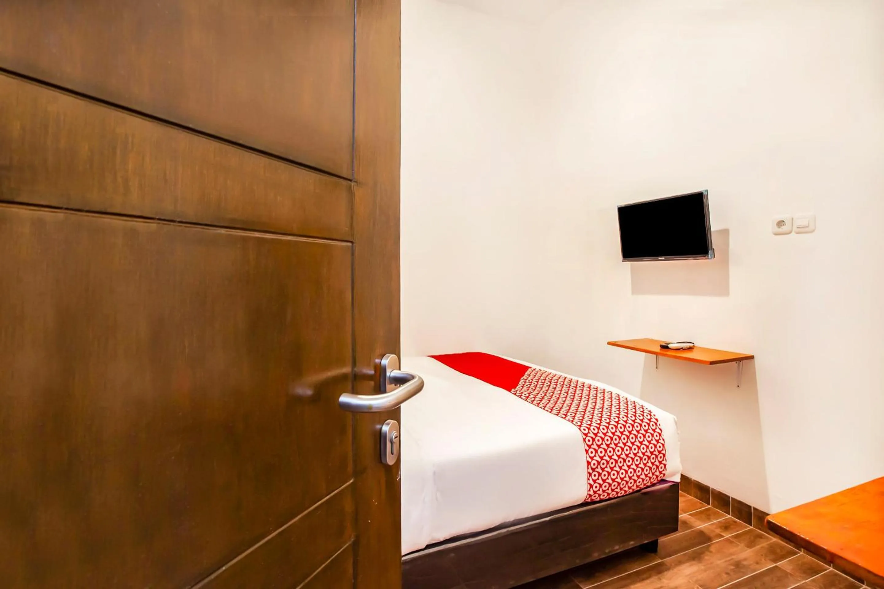 Bedroom in Hotel O Sutomo Inn