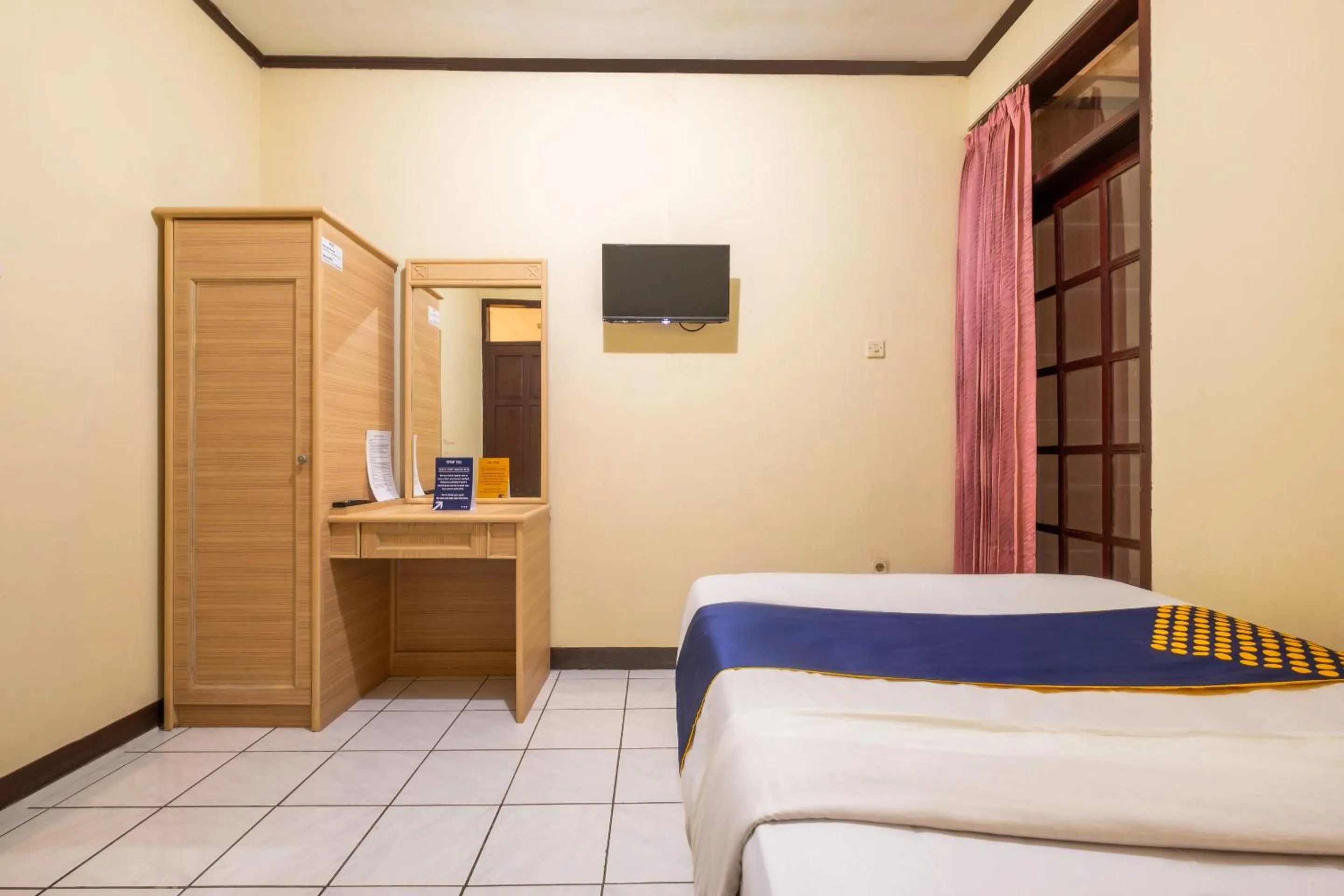 Bedroom in Super OYO 2672 Bee M Syariah