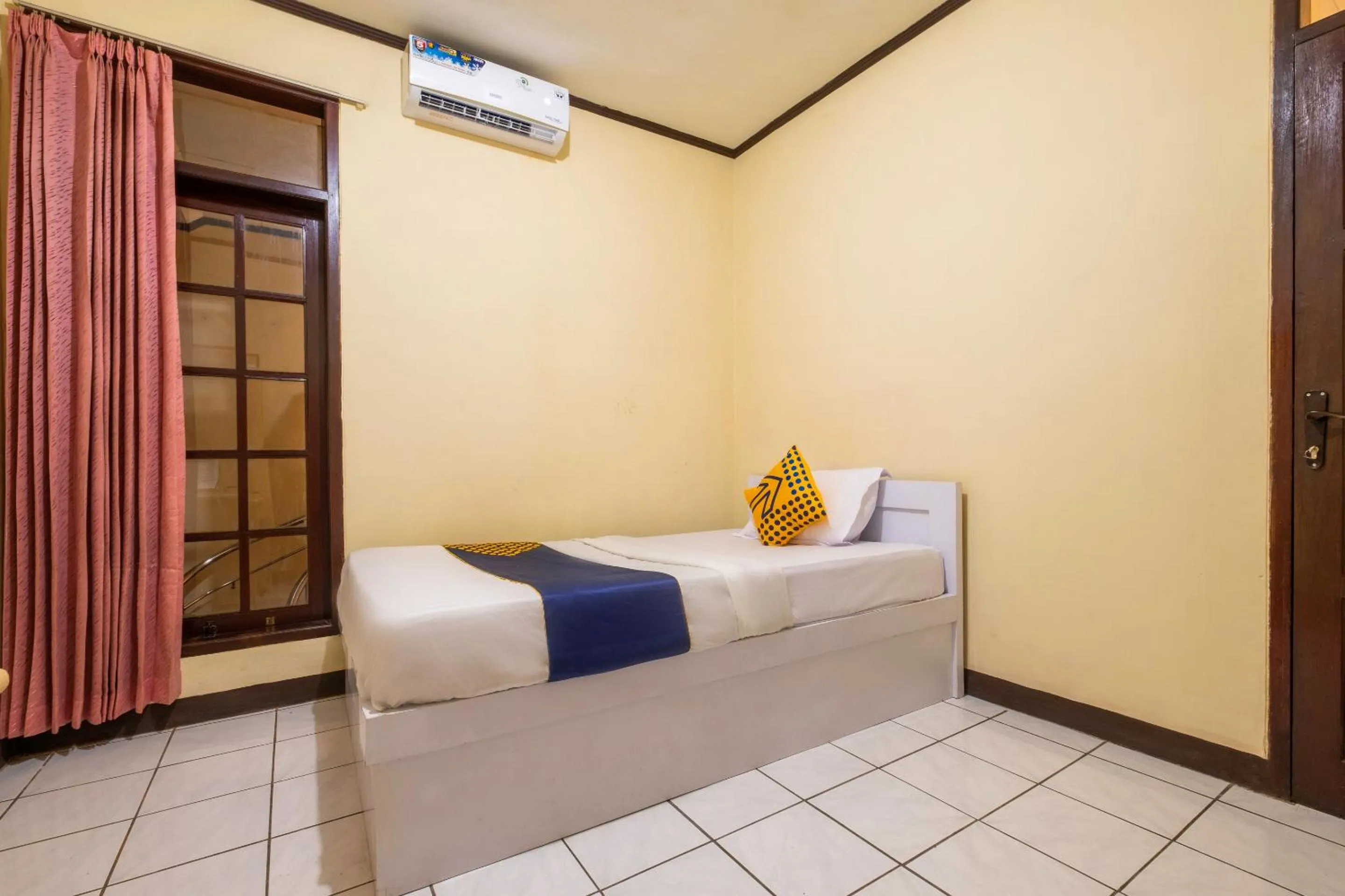 Bedroom in Super OYO 2672 Bee M Syariah