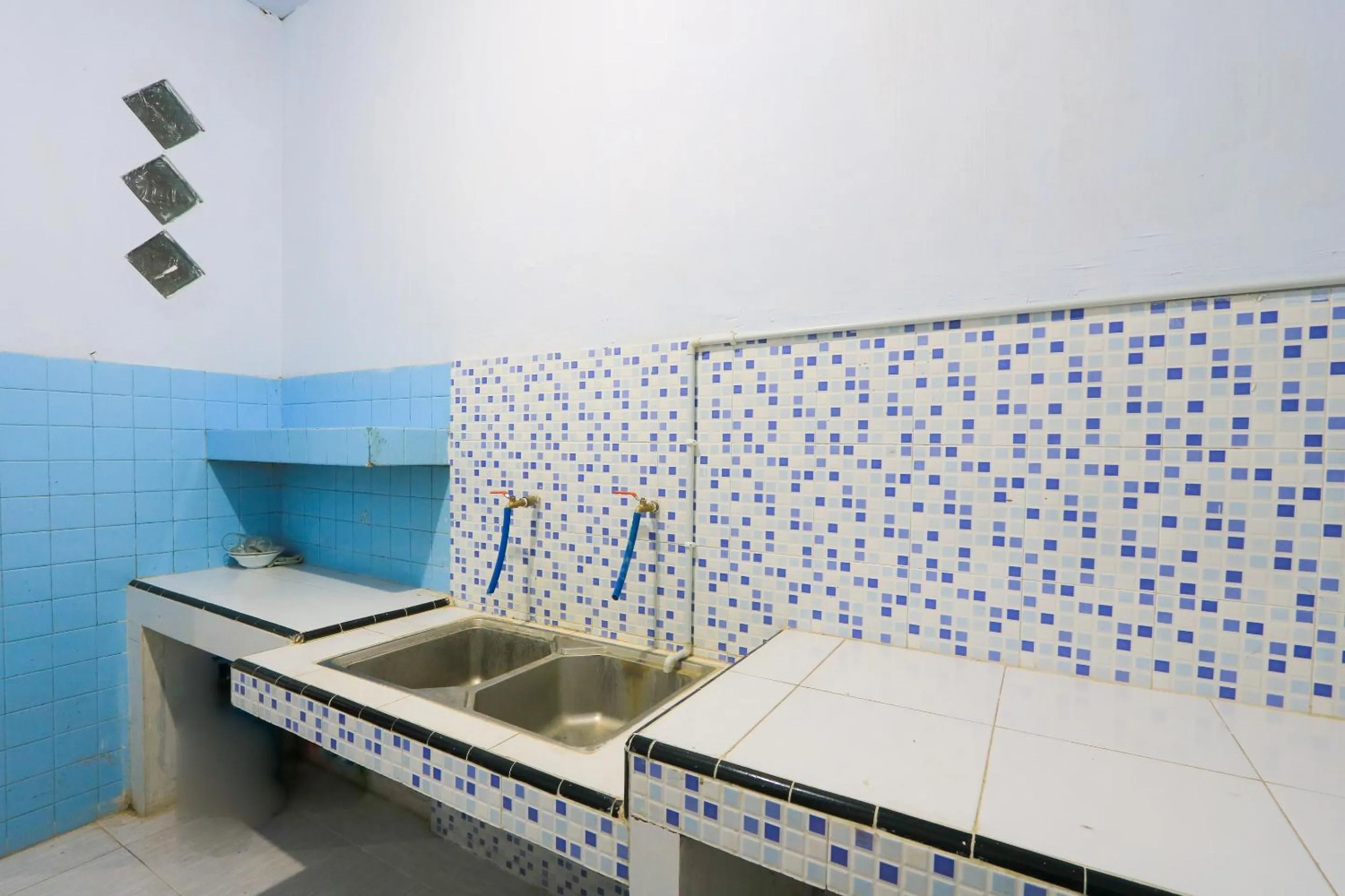 Kitchen or kitchenette in OYO Life 2724 Wisma Wijaya