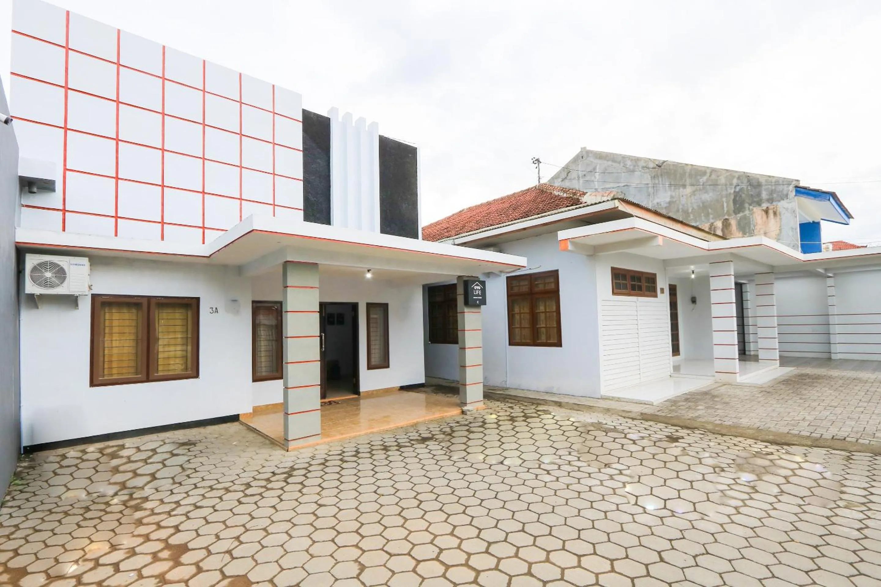 Facade/entrance in OYO Life 2724 Wisma Wijaya