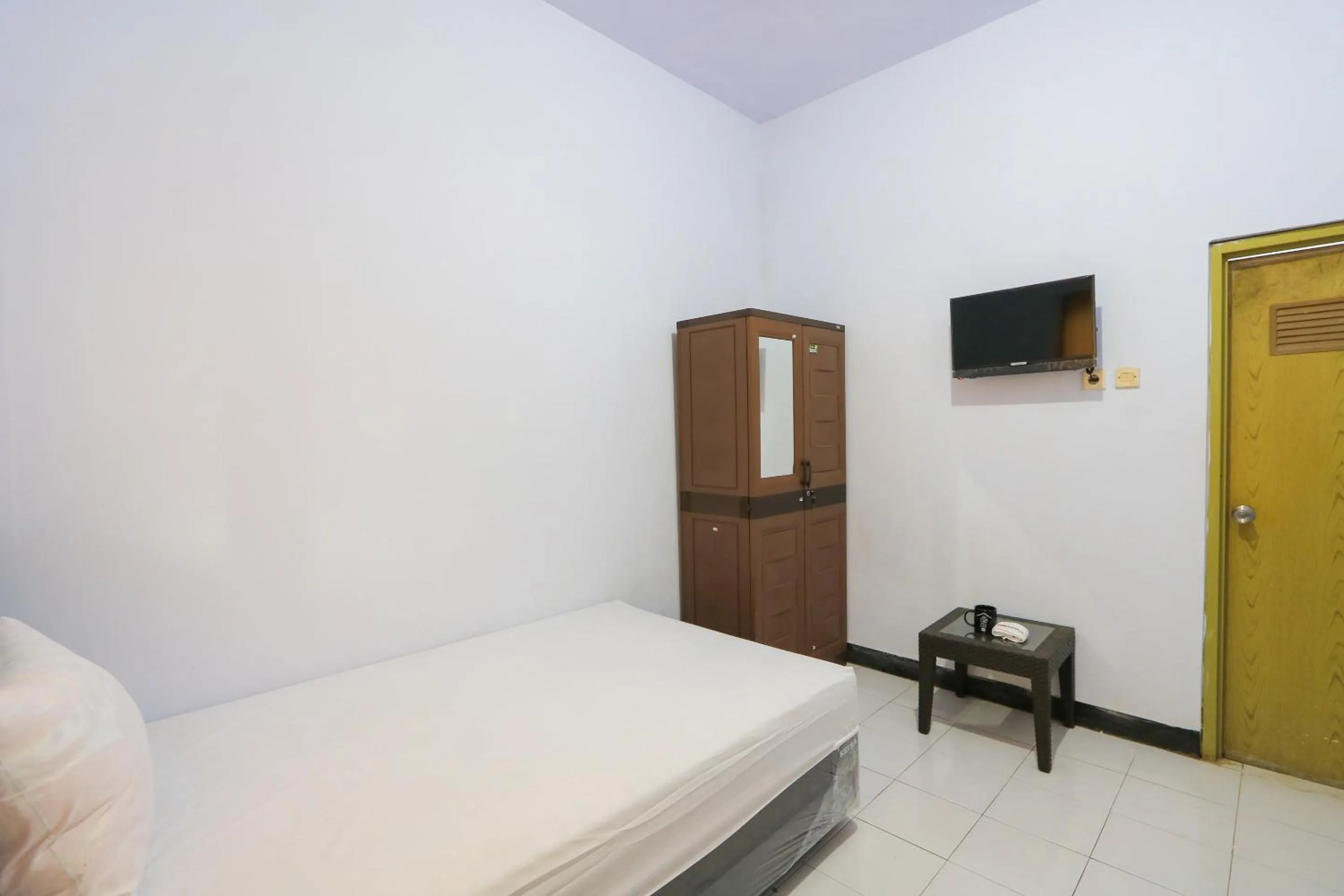 Bedroom, Bed in OYO Life 2724 Wisma Wijaya