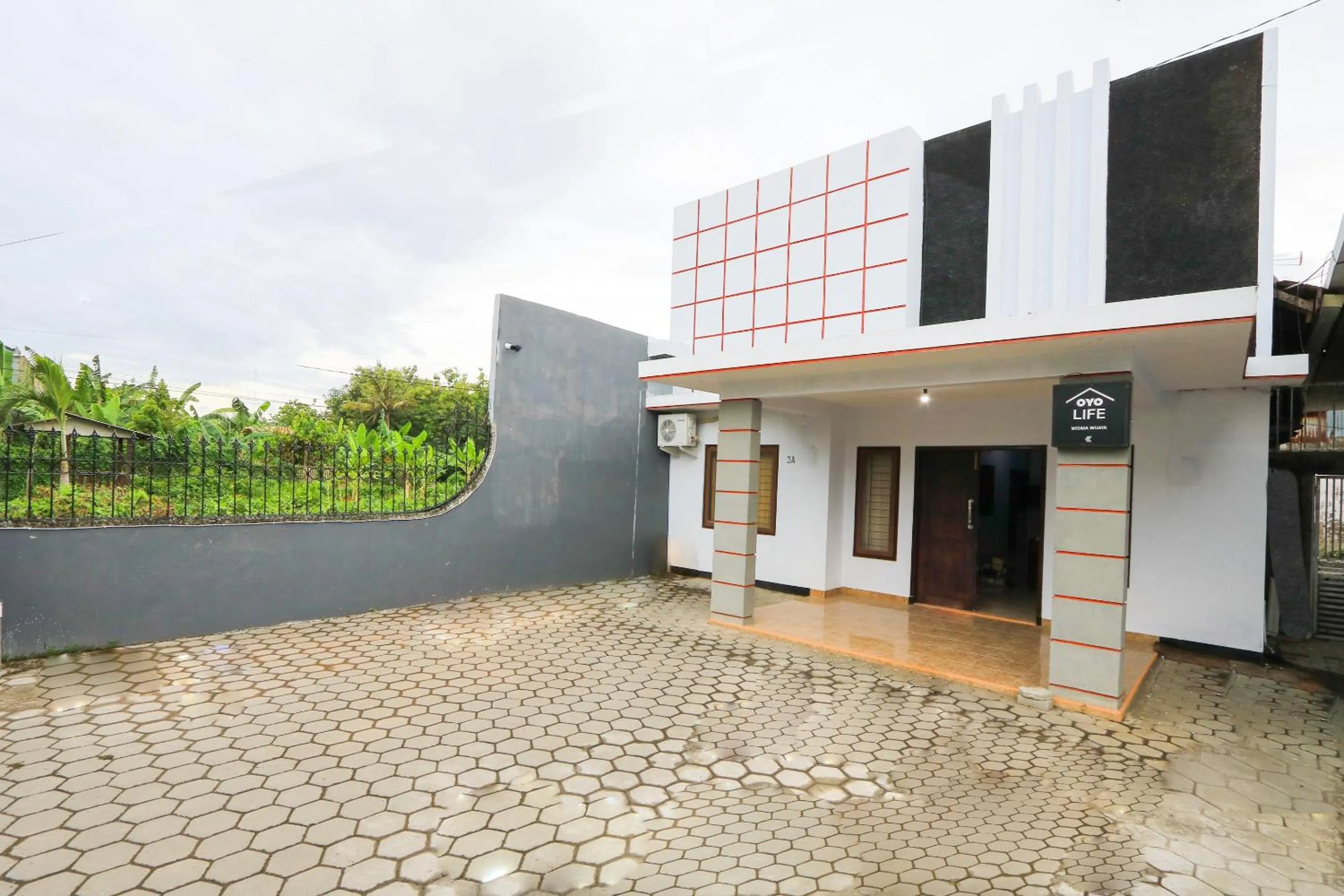 Facade/entrance in OYO Life 2724 Wisma Wijaya