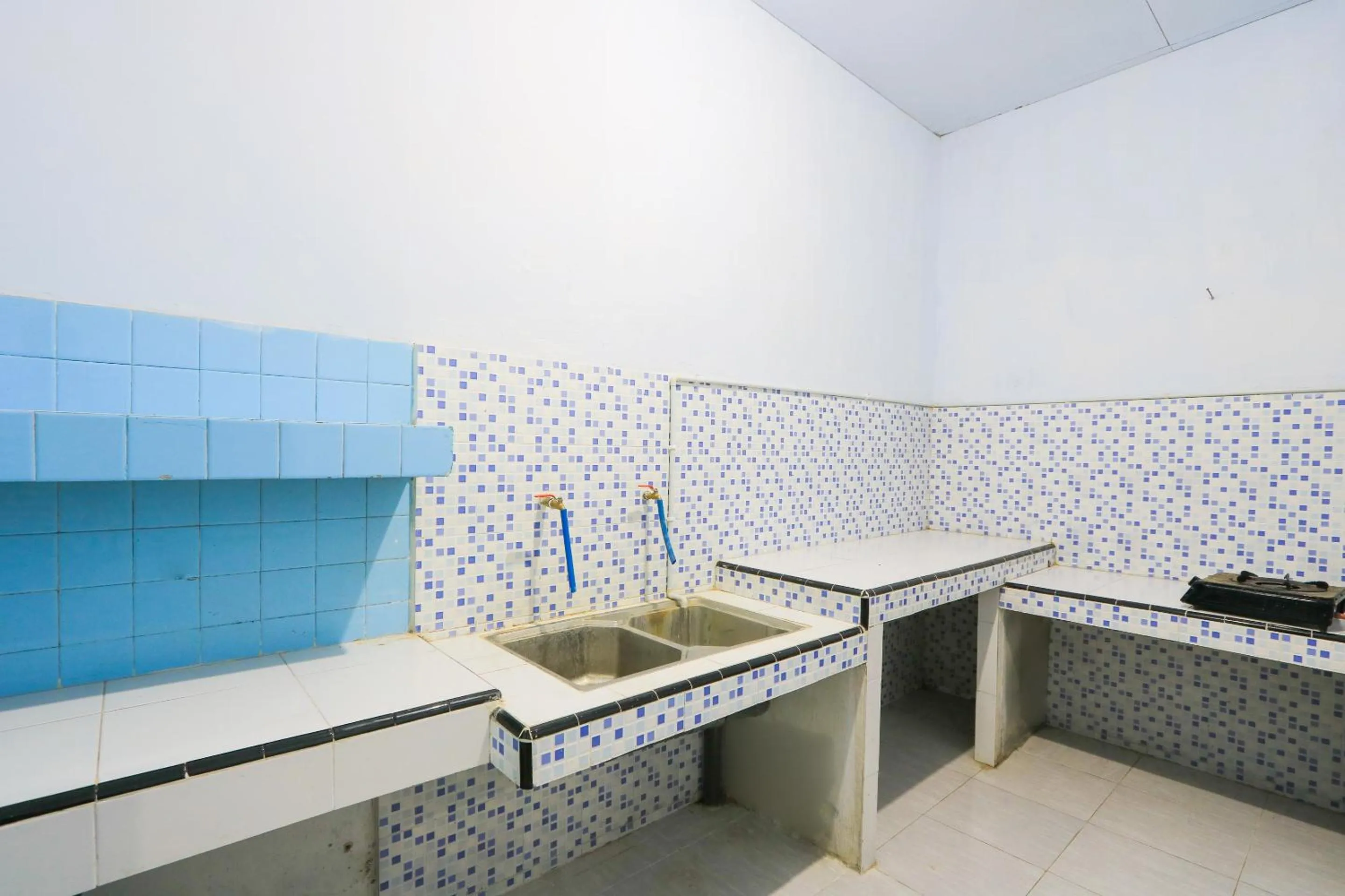 Kitchen or kitchenette in OYO Life 2724 Wisma Wijaya