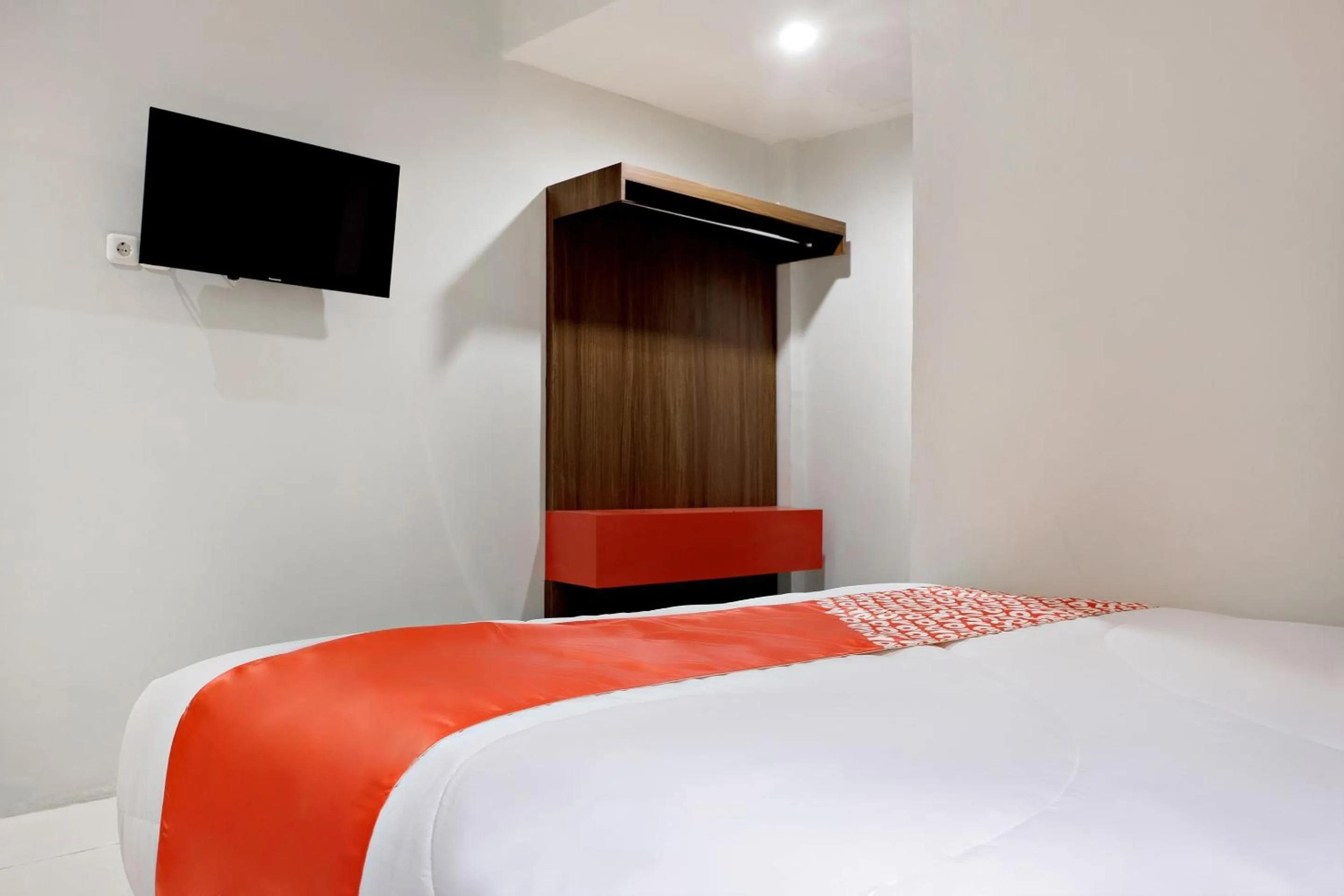 Bedroom, Bed in Super OYO 2756 Anata