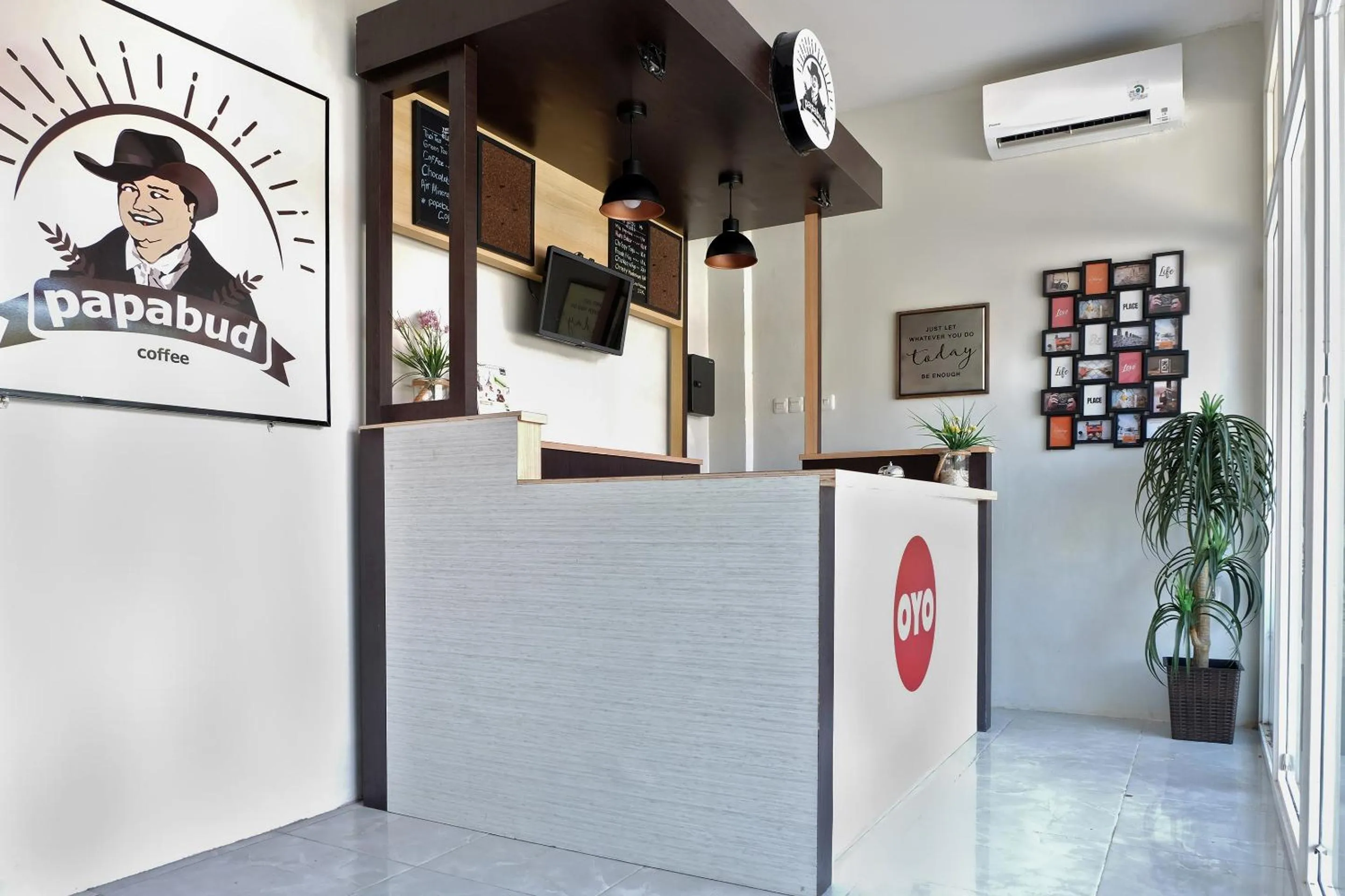 Lobby or reception in Super OYO 2756 Anata