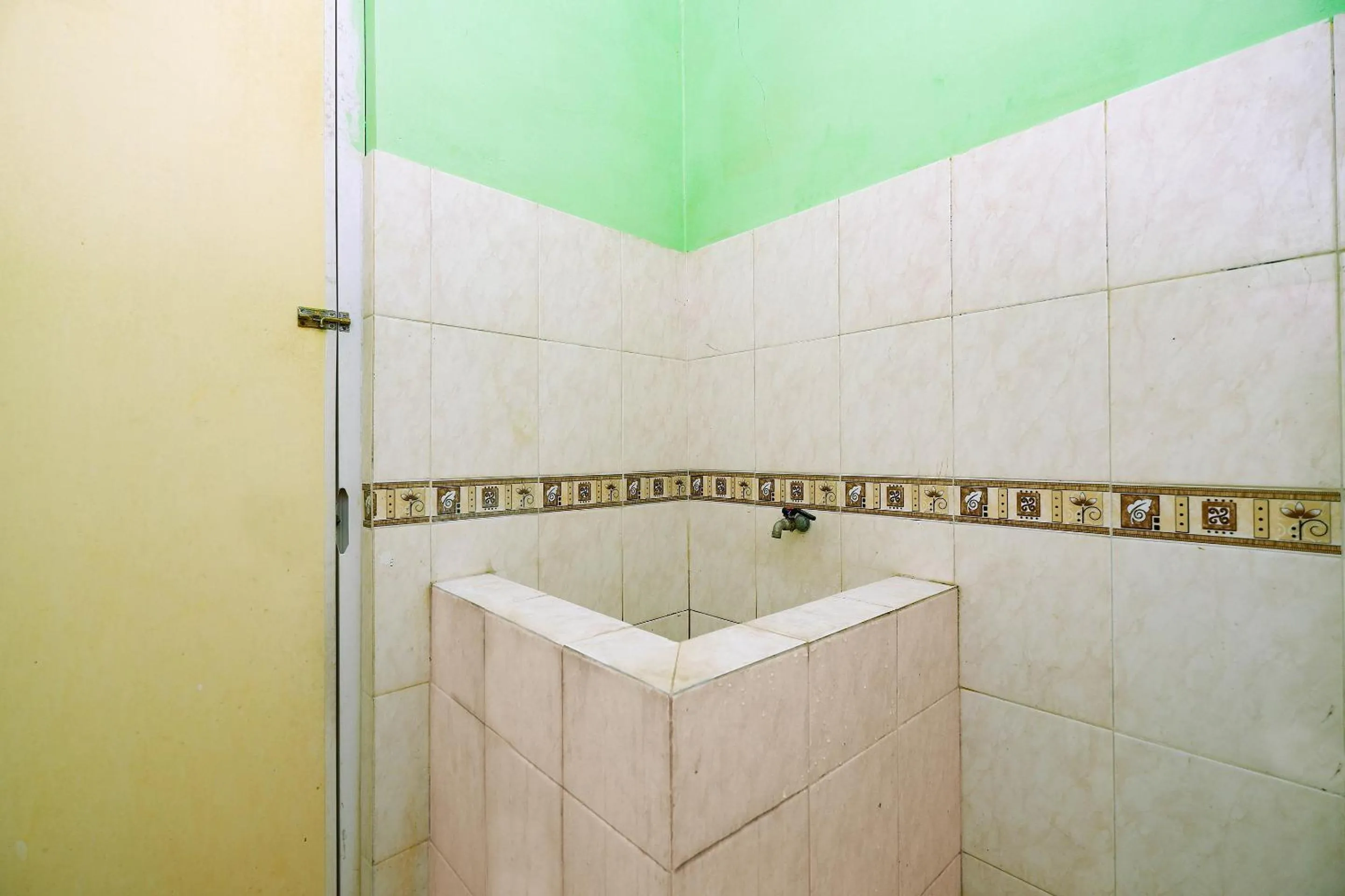 Bathroom in OYO Life 2867 Kos Kuning