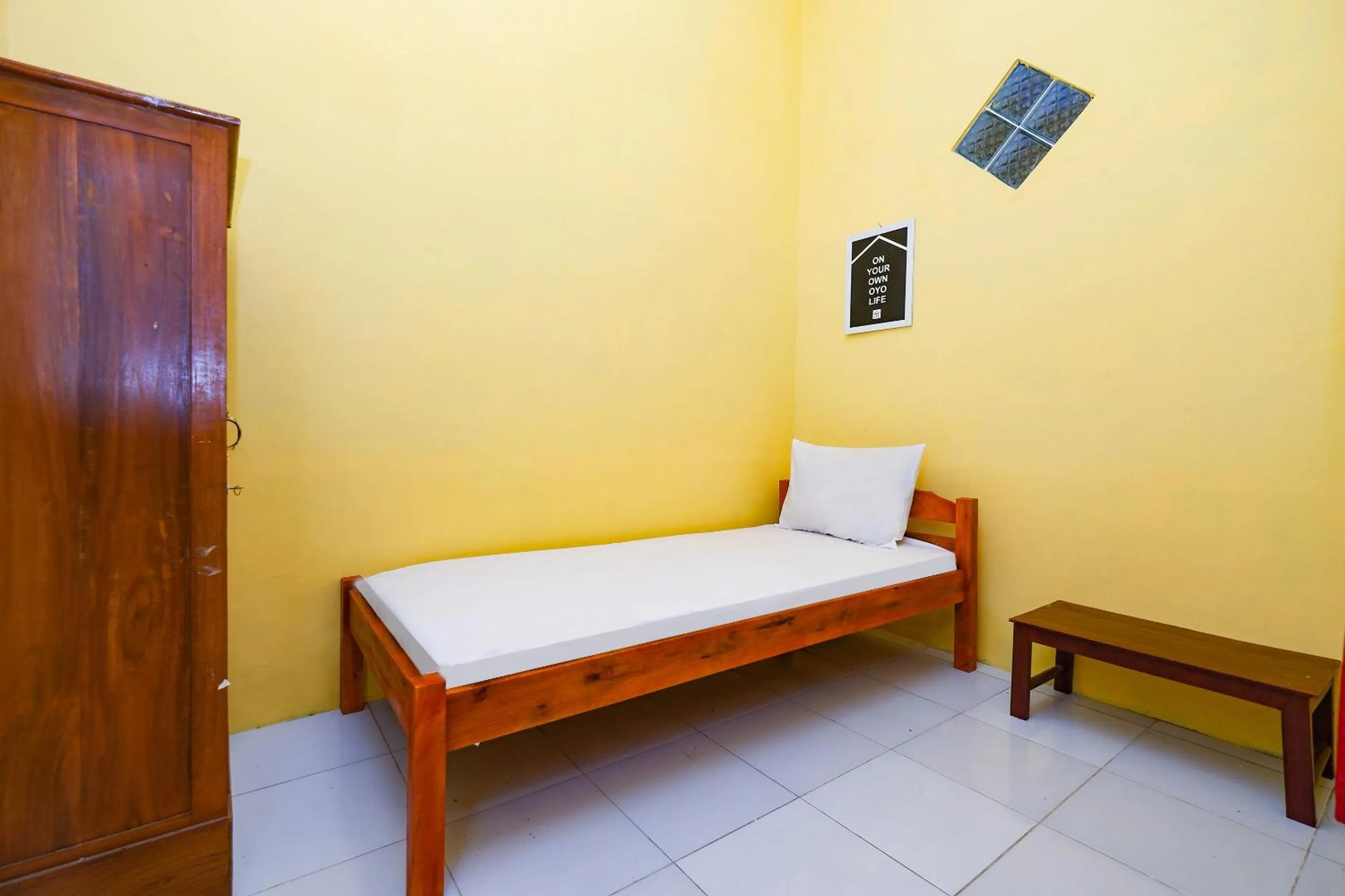 Bedroom, Bed in OYO Life 2867 Kos Kuning