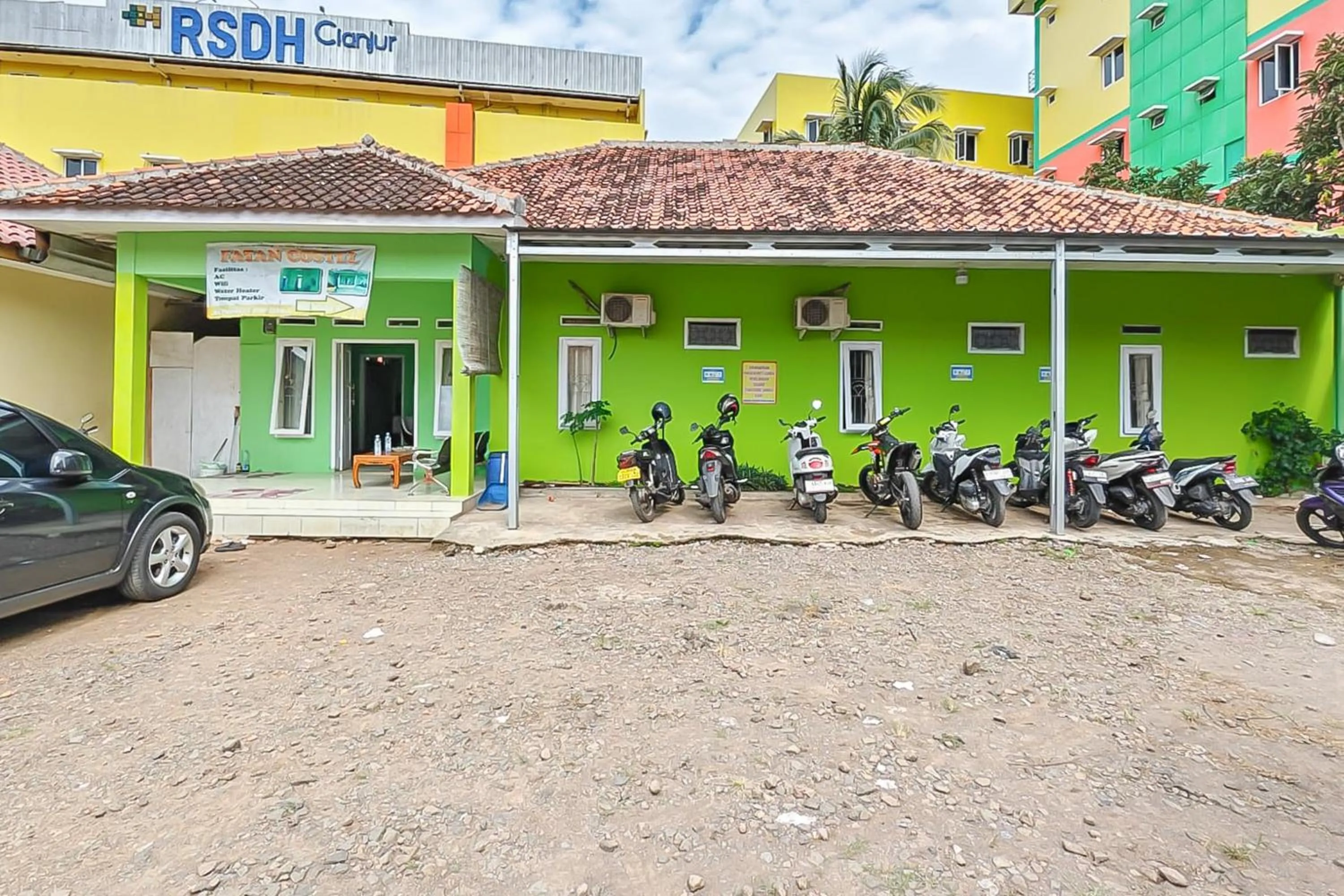 Parking in RedDoorz near RS Dr Hafiz Cianjur