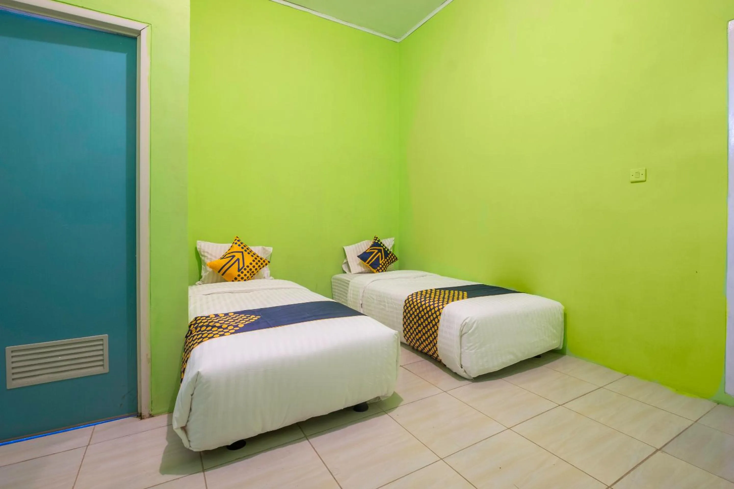 Small Twin Room in OYO 2859 Fatan Costel Syariah