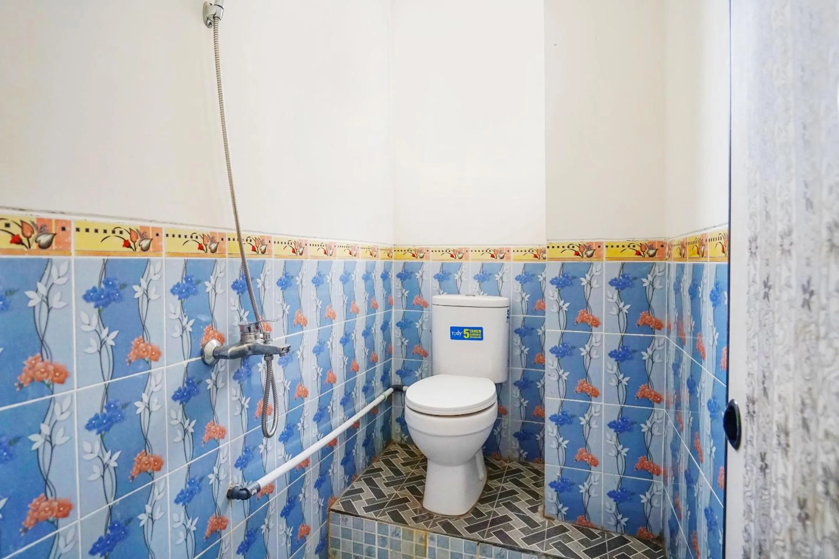 Bathroom in OYO Life 2820 Hotel Perdana Syariah