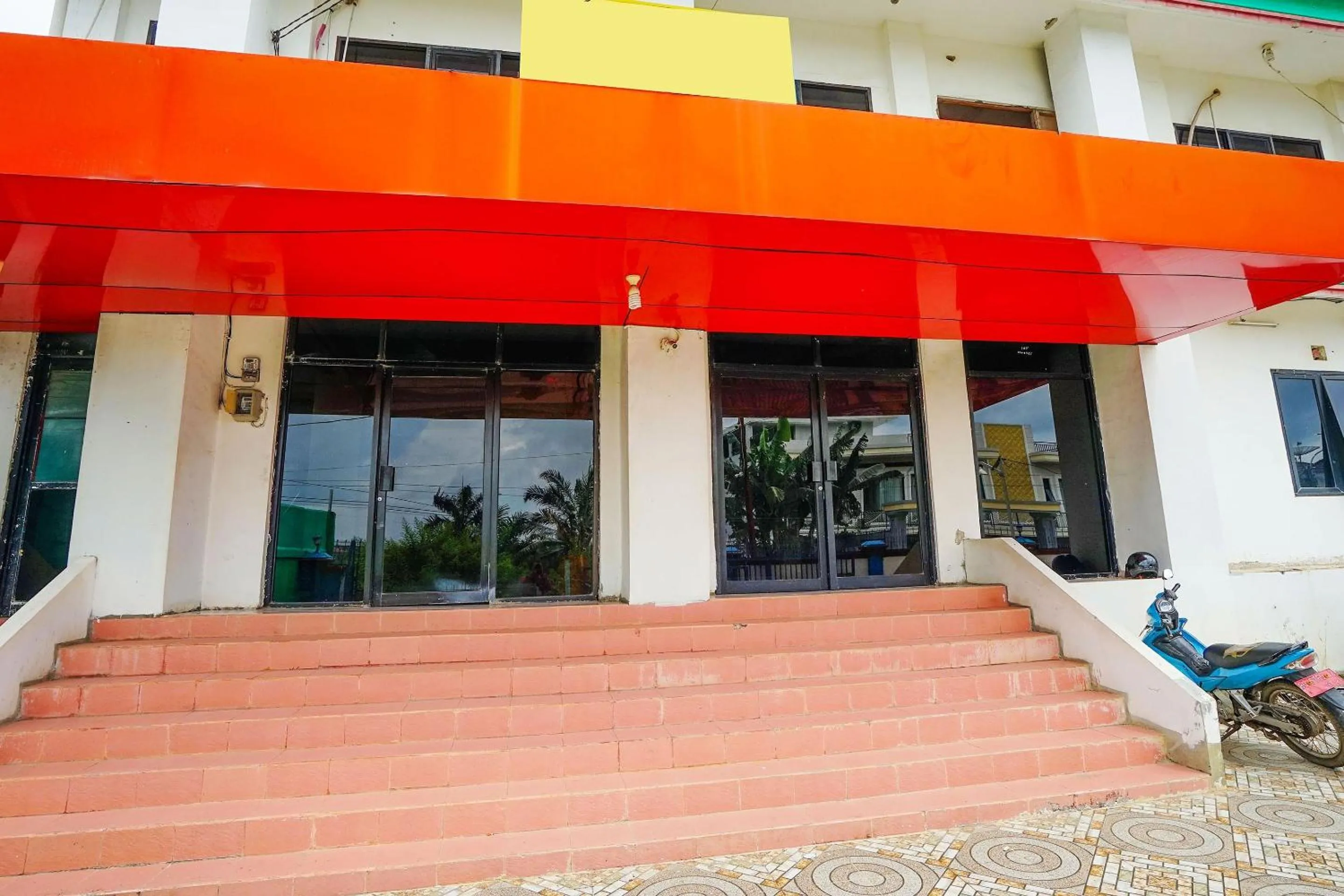 Facade/entrance in OYO Life 2820 Hotel Perdana Syariah