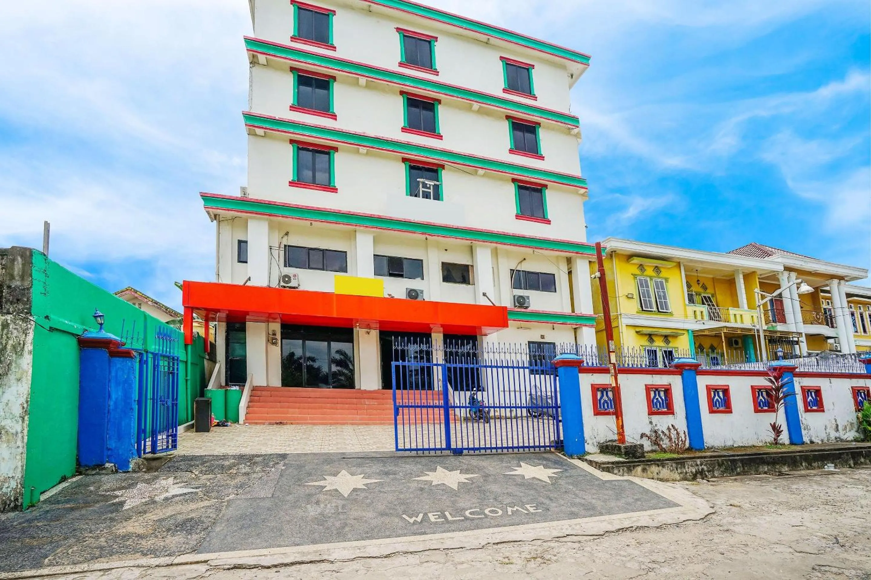 Facade/entrance in OYO Life 2820 Hotel Perdana Syariah