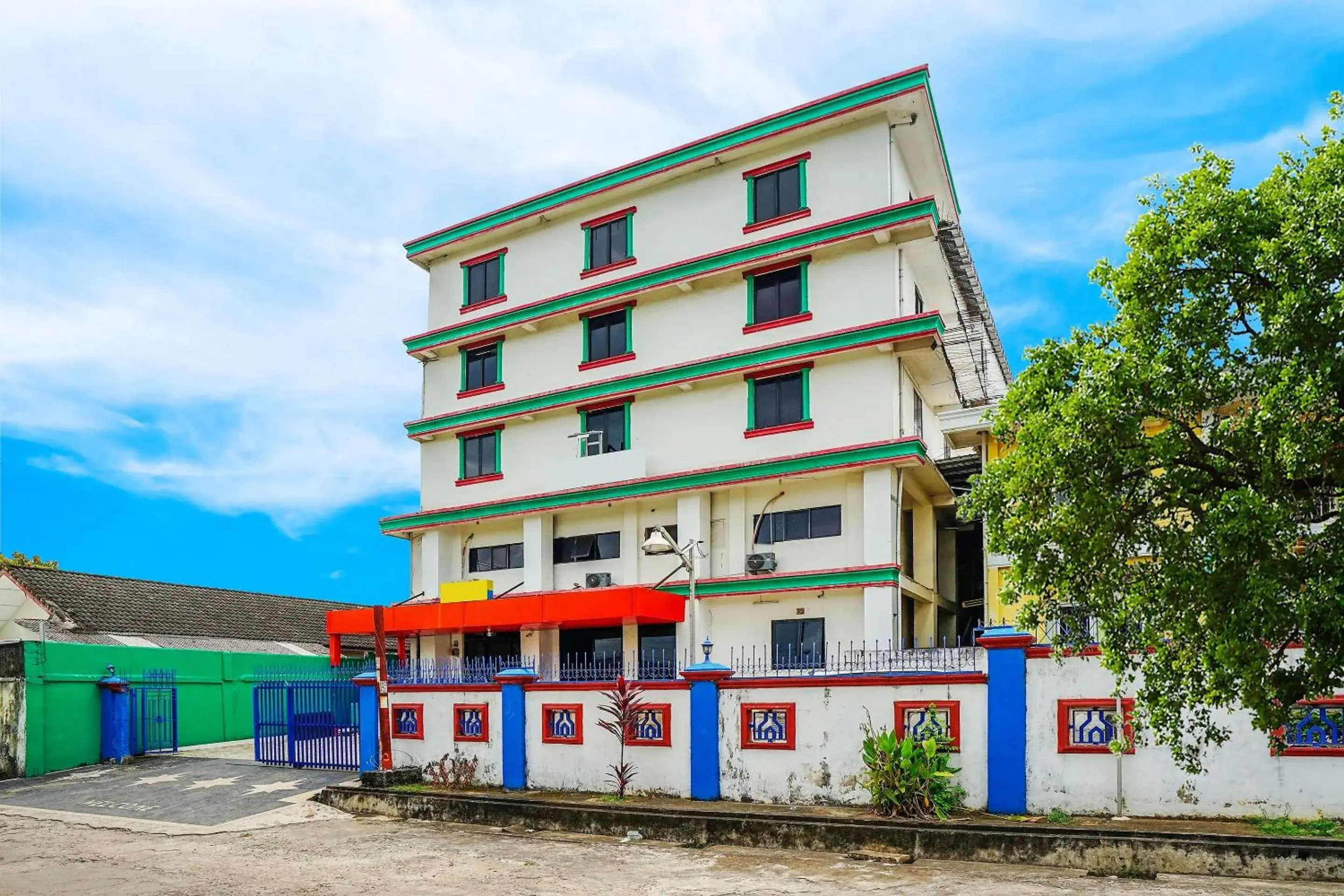 Facade/entrance in OYO Life 2820 Hotel Perdana Syariah Facade/entrance in OYO Life 2820 Hotel Perdana Syariah
