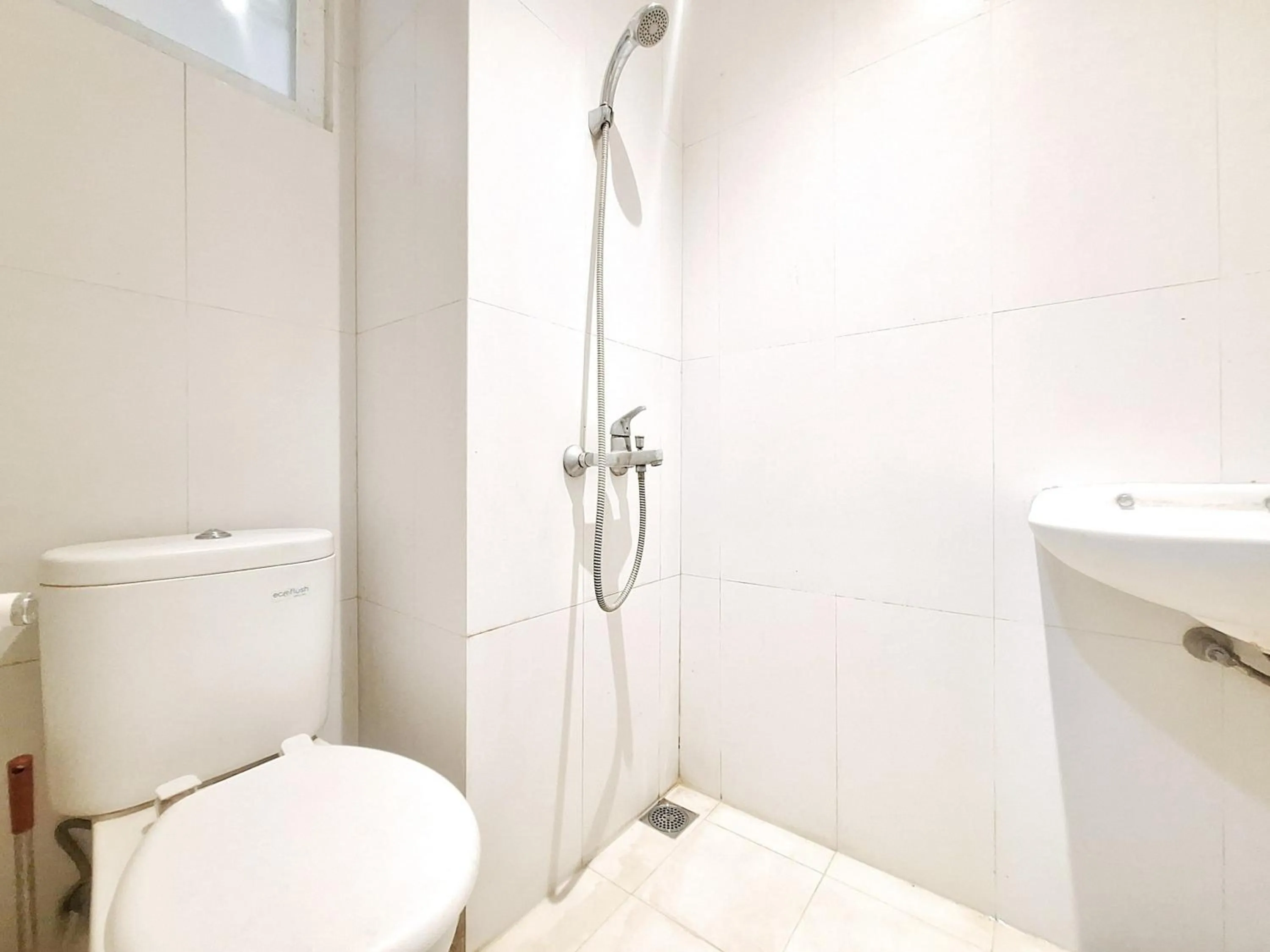 Bathroom in Sari Panguripan RedPartner Near UGM