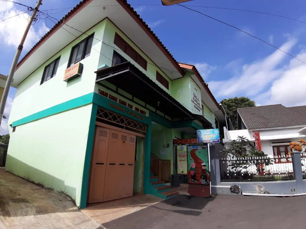 Facade/entrance in OYO Life 2884 Wisma Jatnika Syariah