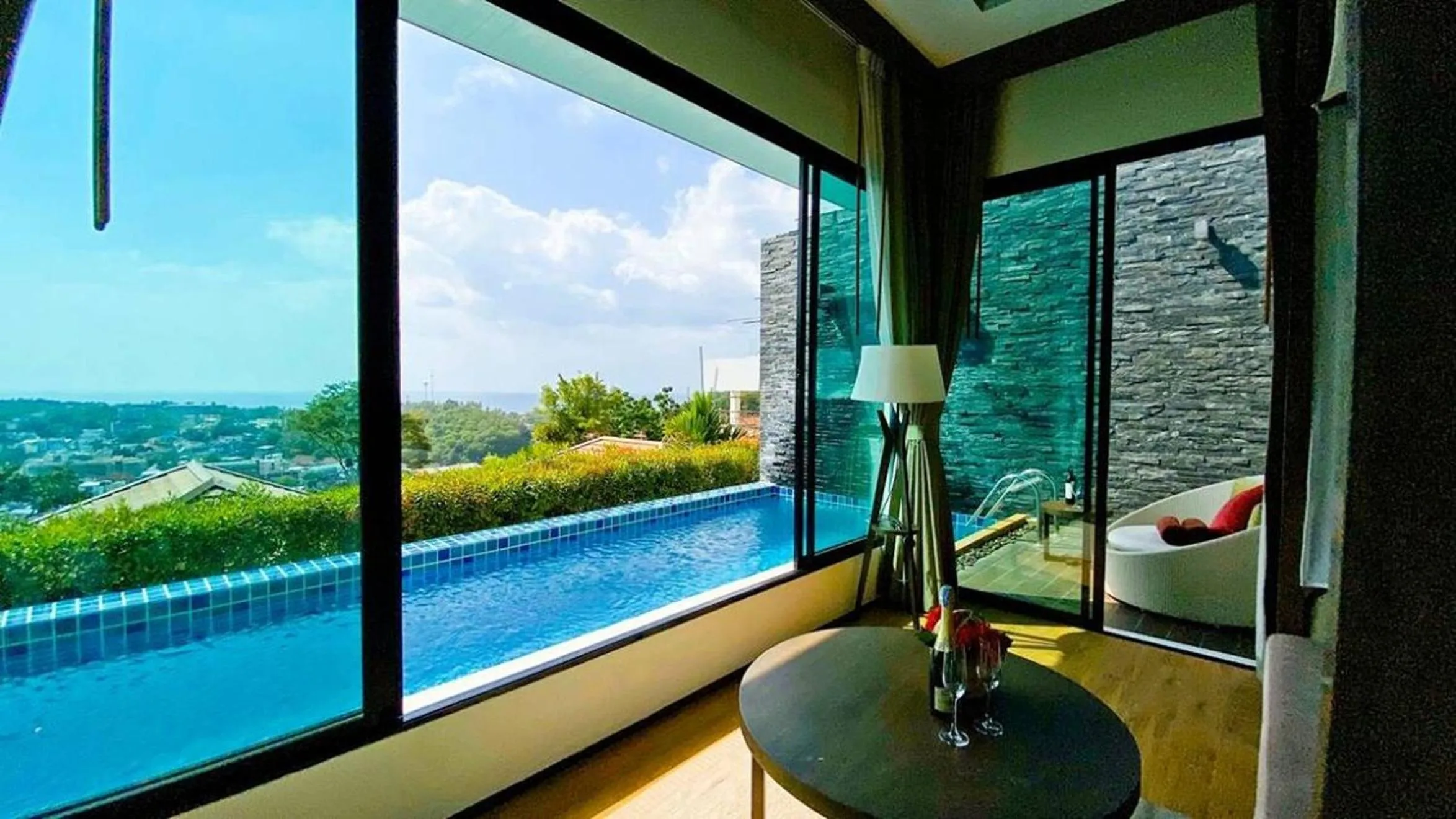 Swimming pool in Silla Villa Kata Beach