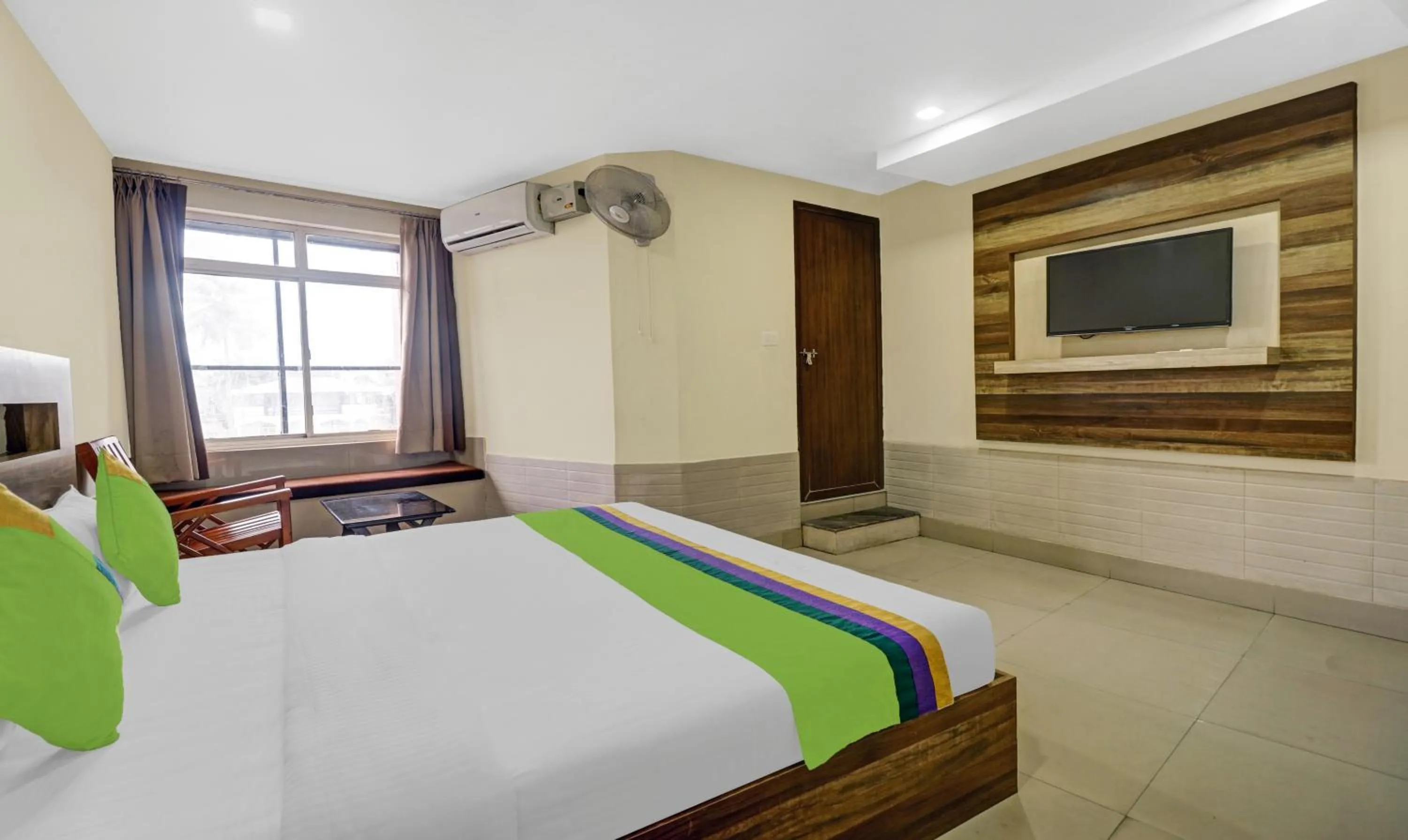 Bedroom, Bed in Treebo Darwesh Residency - 500m from Railway Station