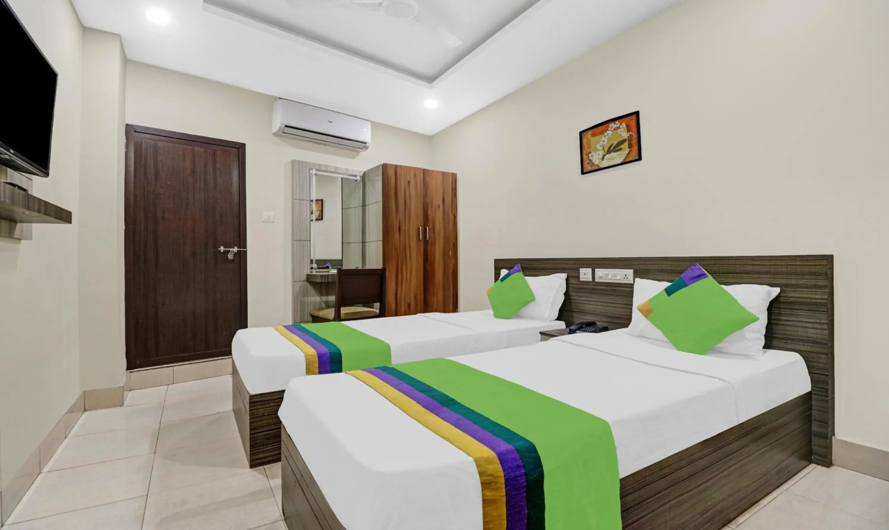 Bedroom, Bed in Treebo Darwesh Residency - 500m from Railway Station Bedroom, Bed in Treebo Darwesh Residency - 500m from Railway Station