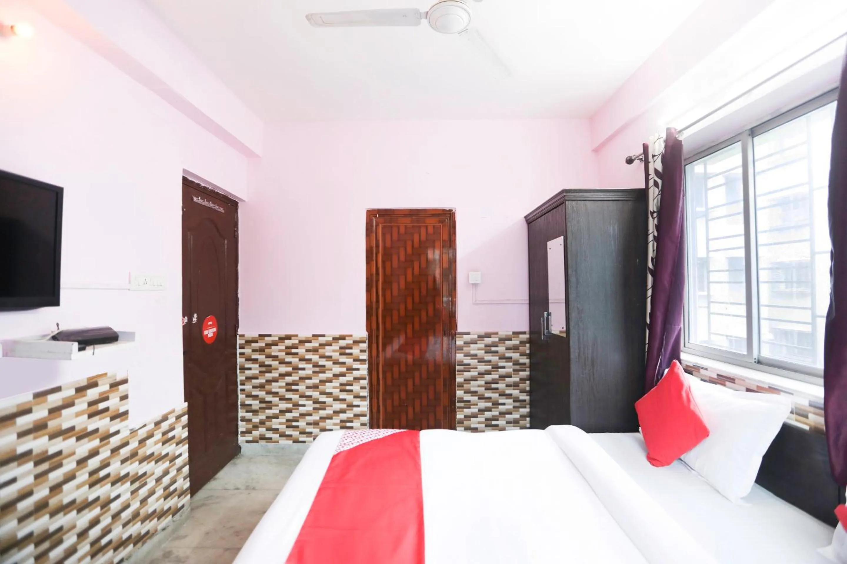 Facade/entrance, Bed in Hotel O City Palace