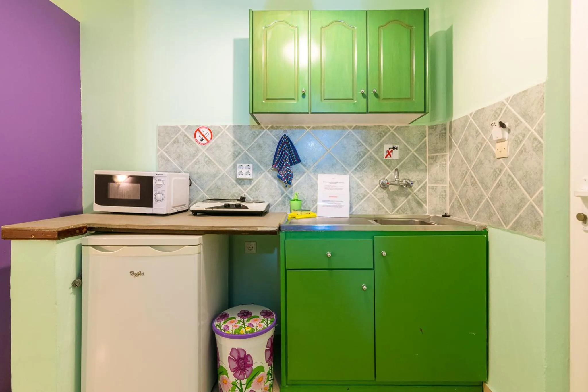 Kitchen or kitchenette in Ni-Mar Studios & Apartments