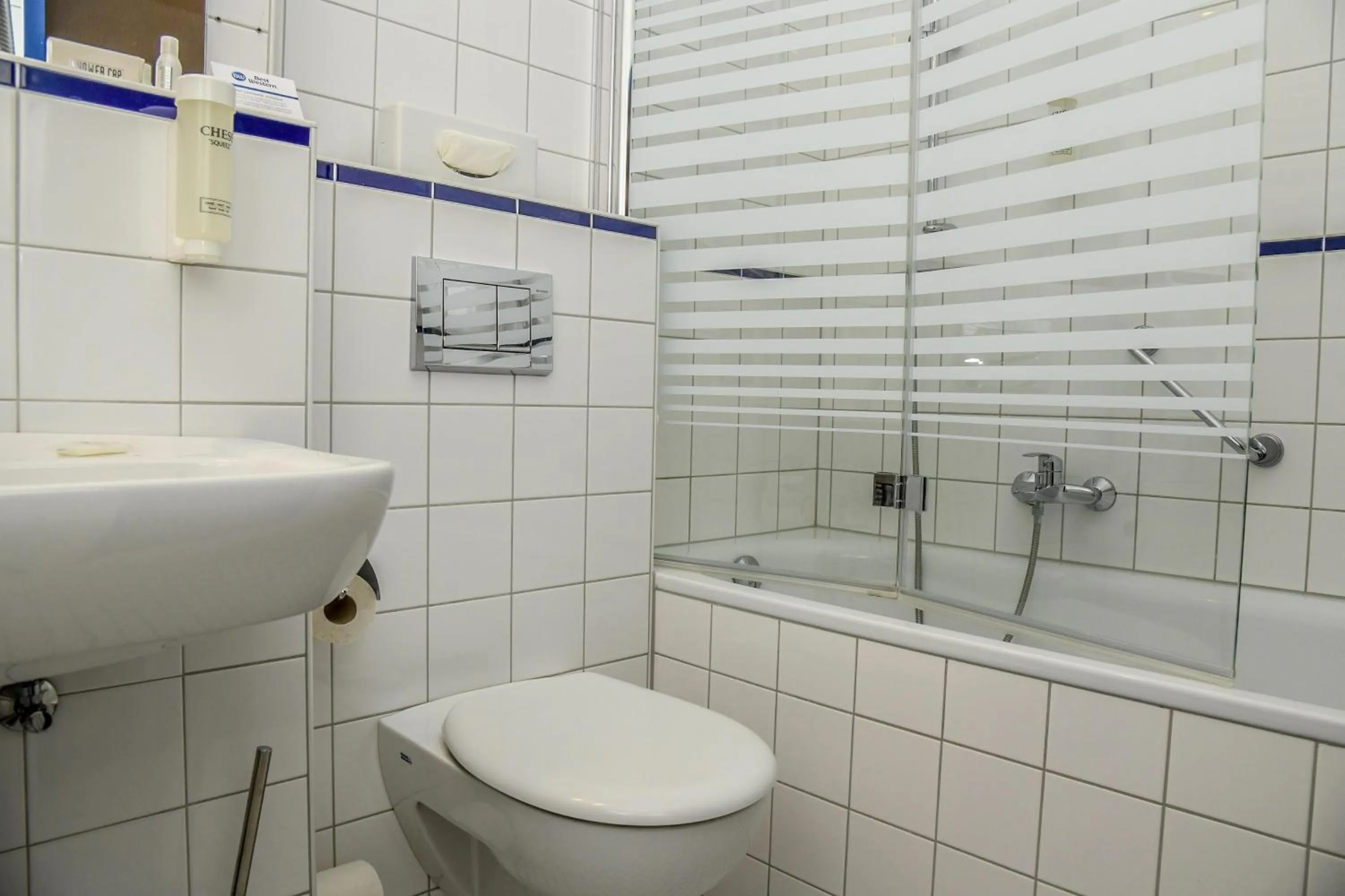 Toilet in Best Western Comfort Business Hotel Düsseldorf-Neuss