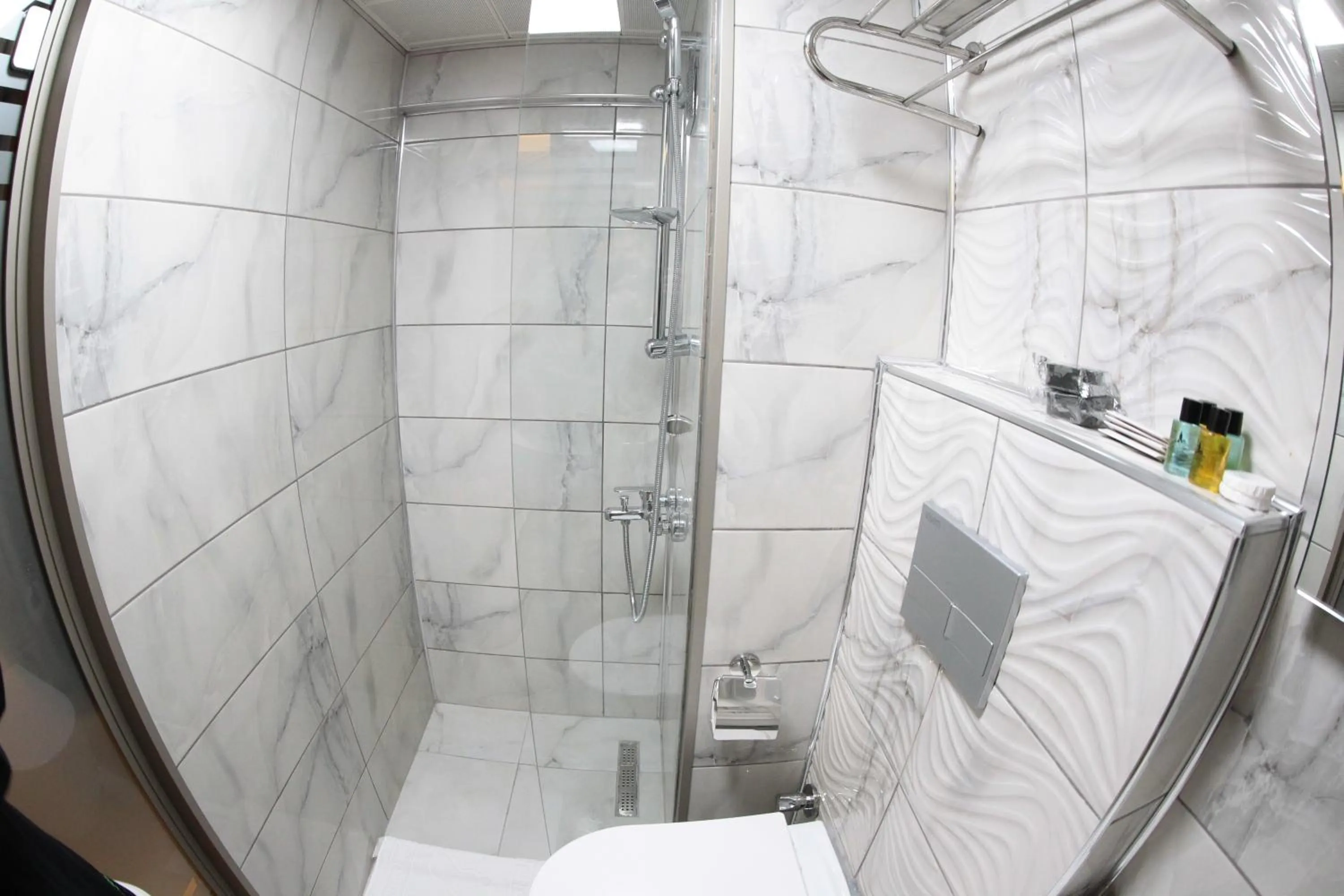 Shower in X-NELLYİ HOTEL