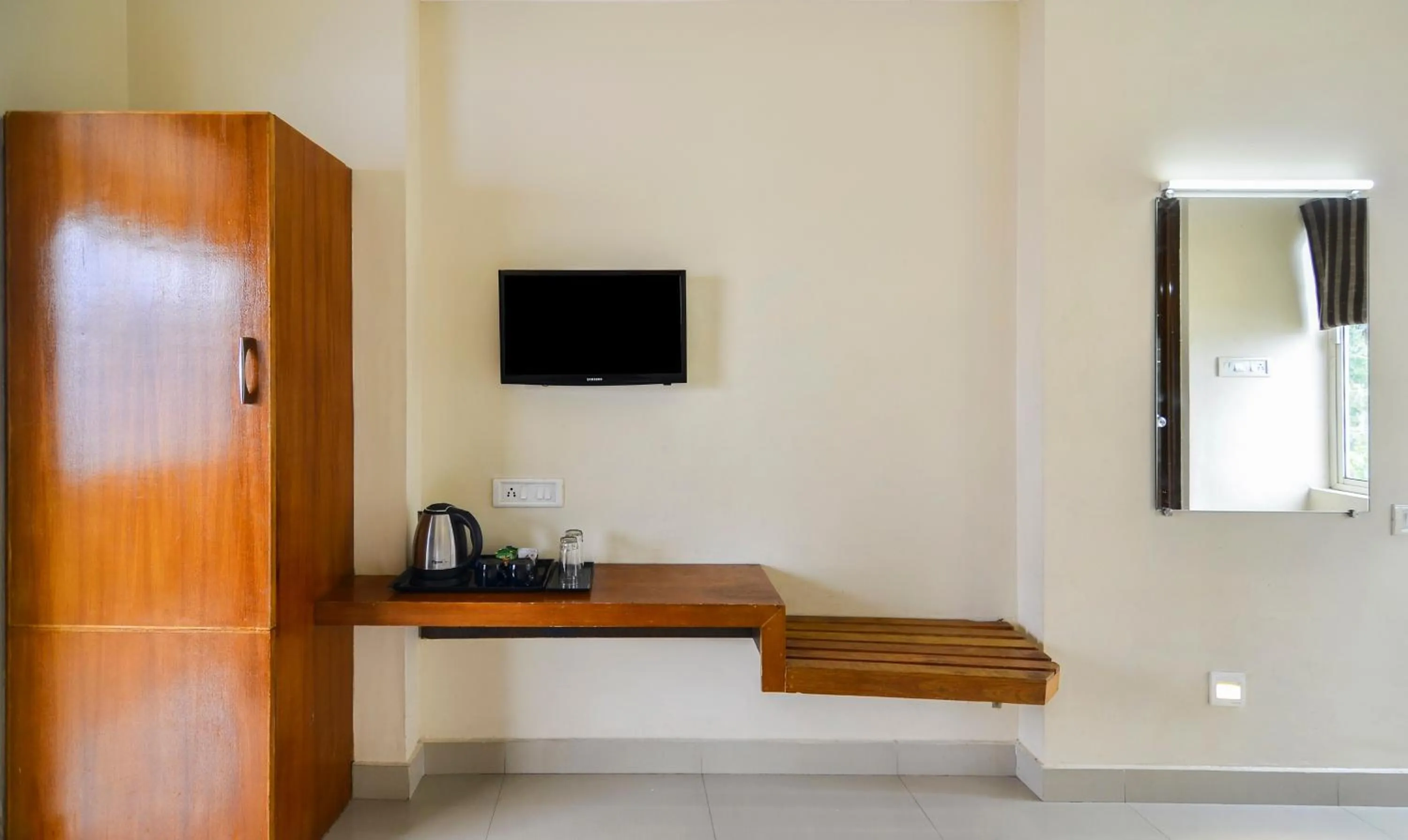 wardrobe in Itsy Hotels Platinum Inn