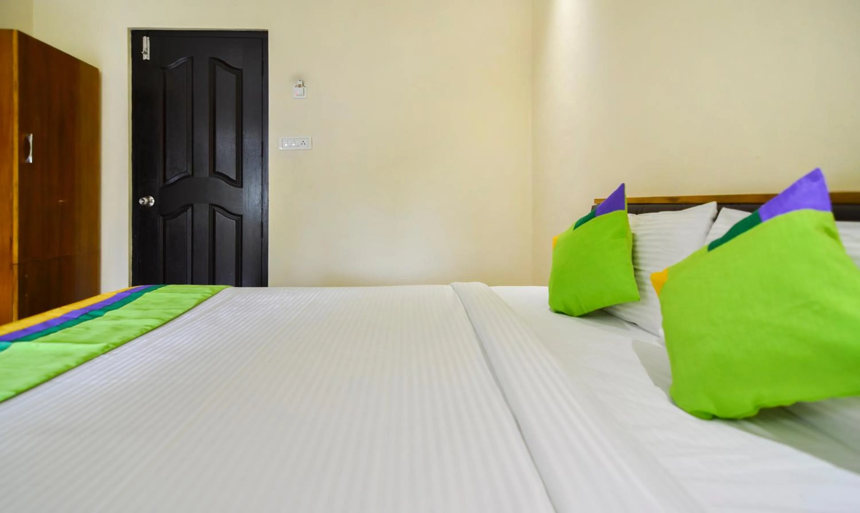 Bedroom, Bed in Itsy Hotels Platinum Inn