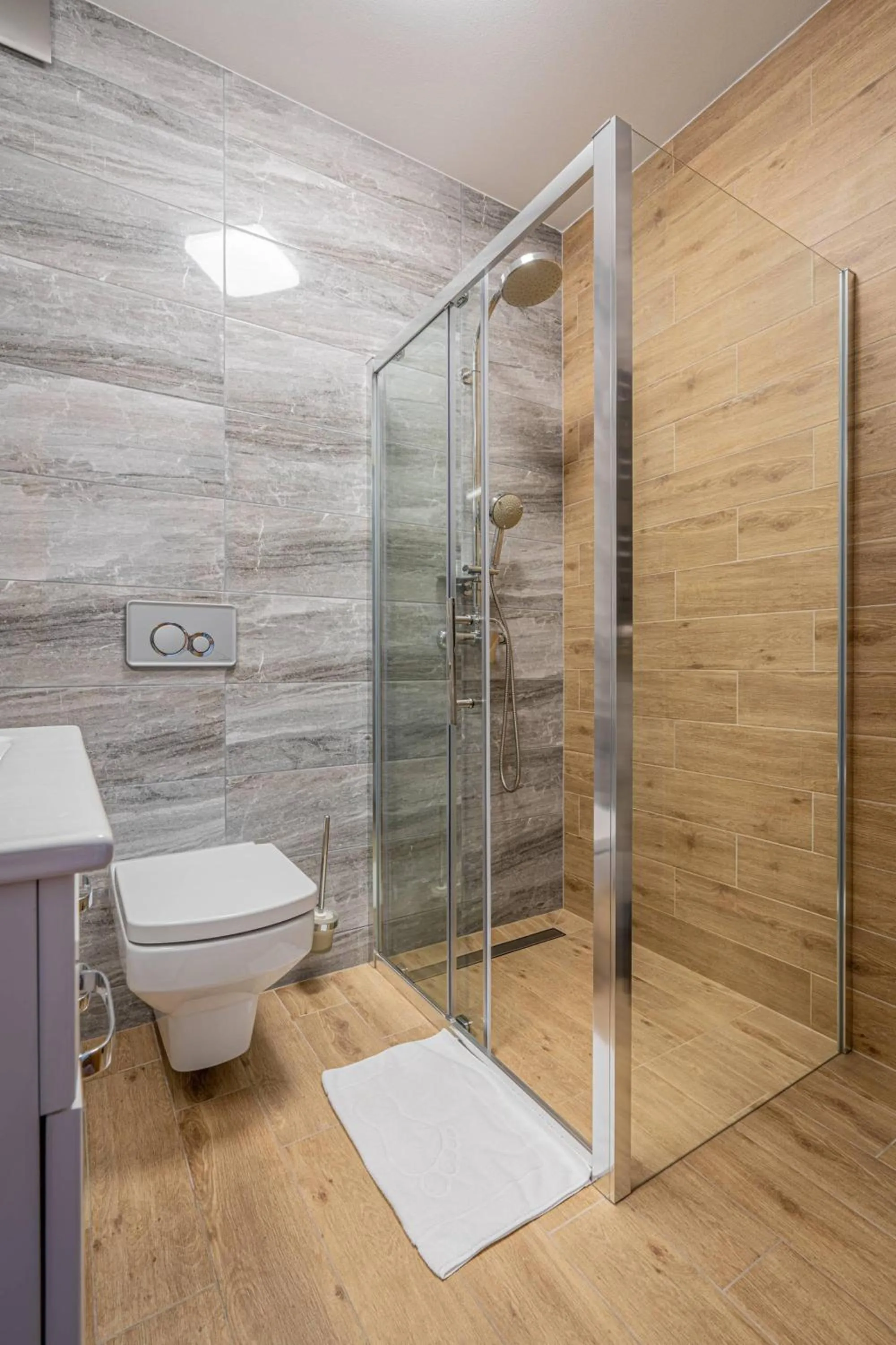 Shower in Rezydencja Markowy Dworek