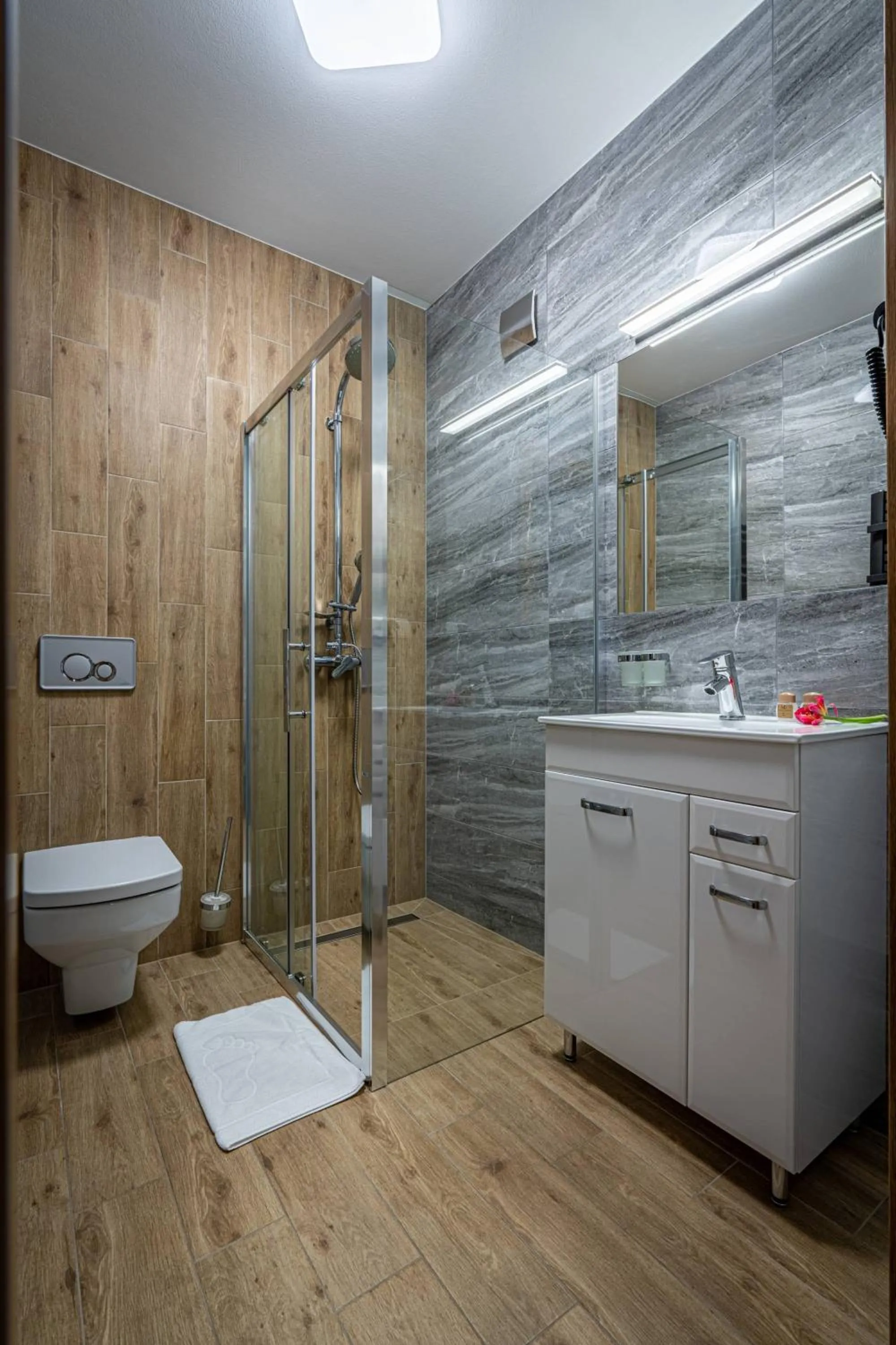 Shower in Rezydencja Markowy Dworek