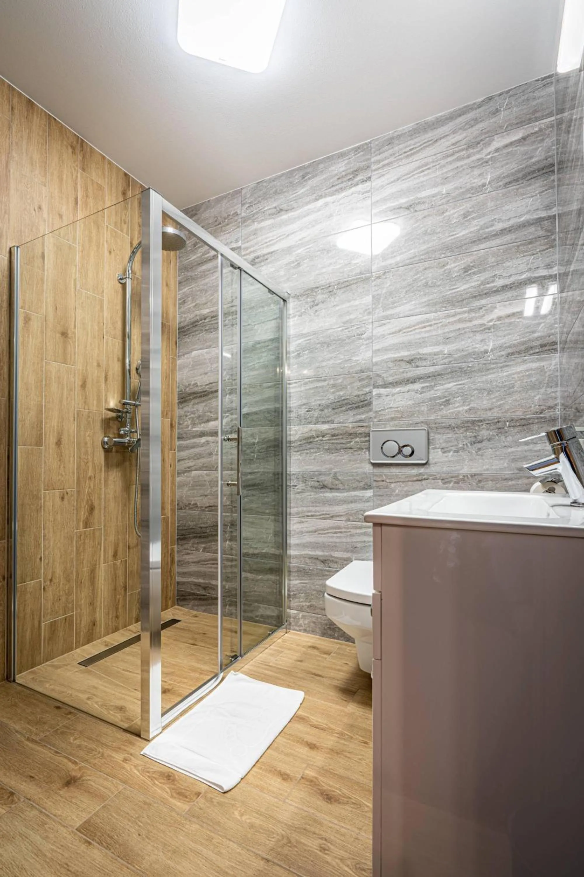 Shower in Rezydencja Markowy Dworek