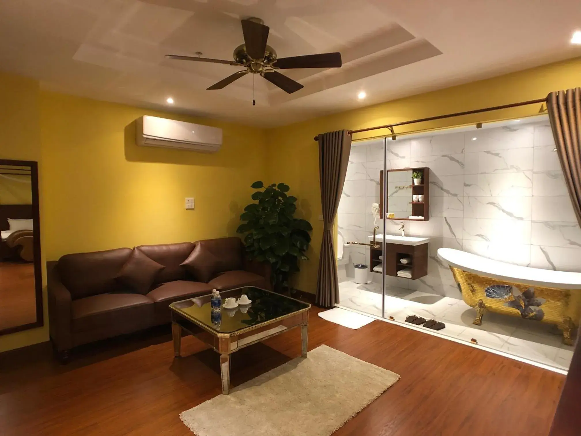 Superior King Suite in Le Grand Hanoi Hotel - The Oriental Superior King Suite in Le Grand Hanoi Hotel - The Oriental