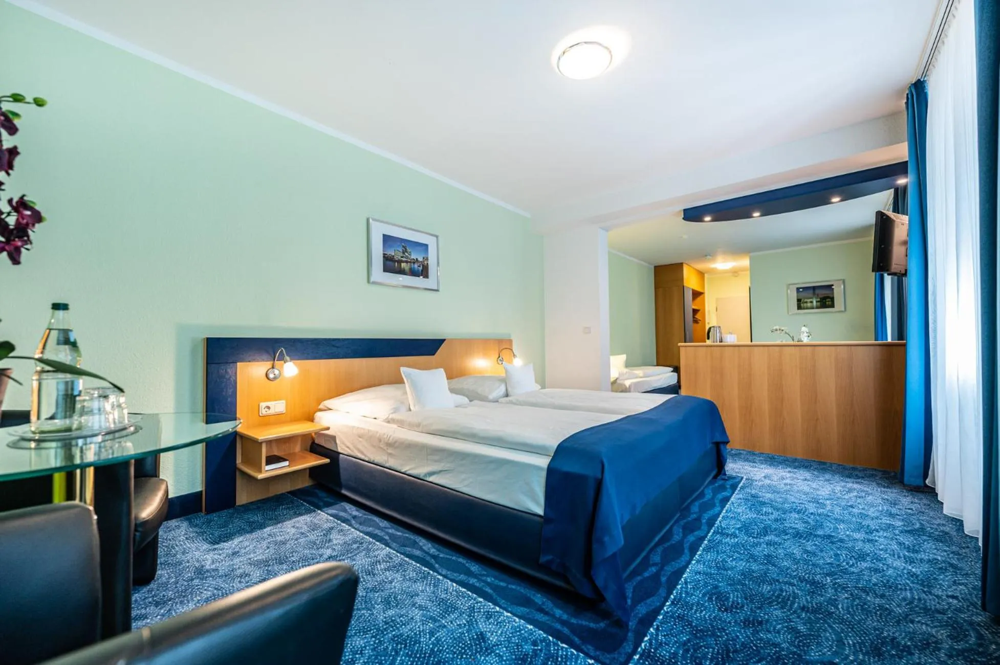 Photo of the whole room, Bed in Hotel Hanseport Hamburg