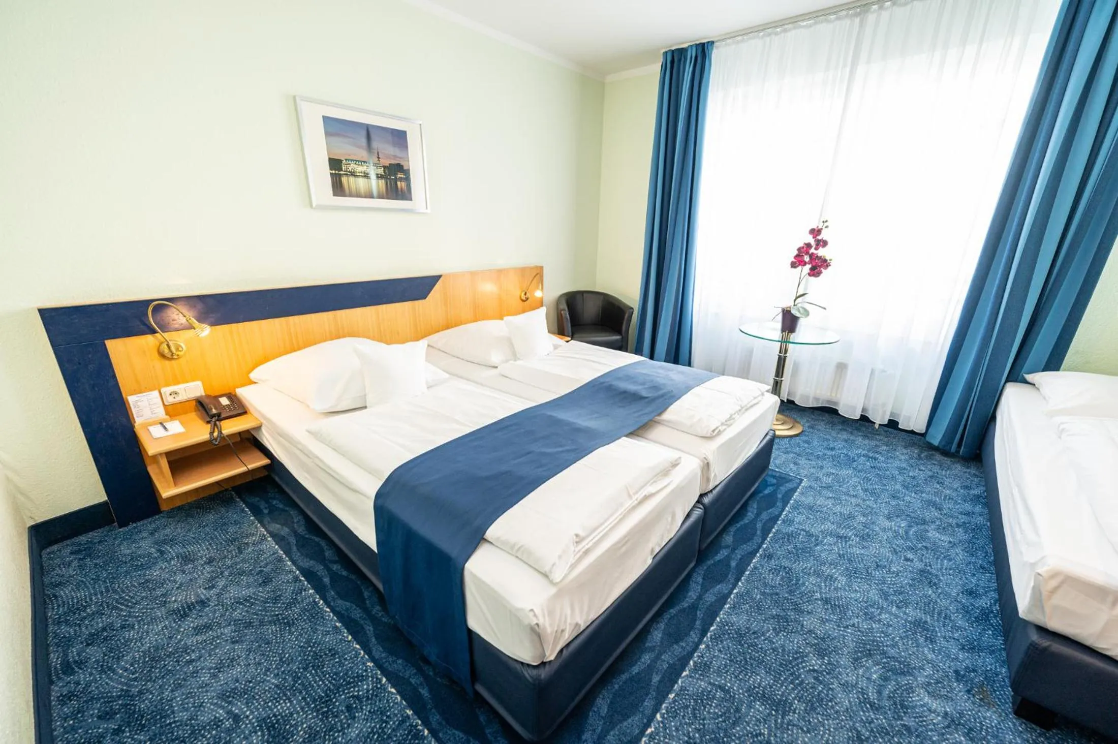 Photo of the whole room, Bed in Hotel Hanseport Hamburg