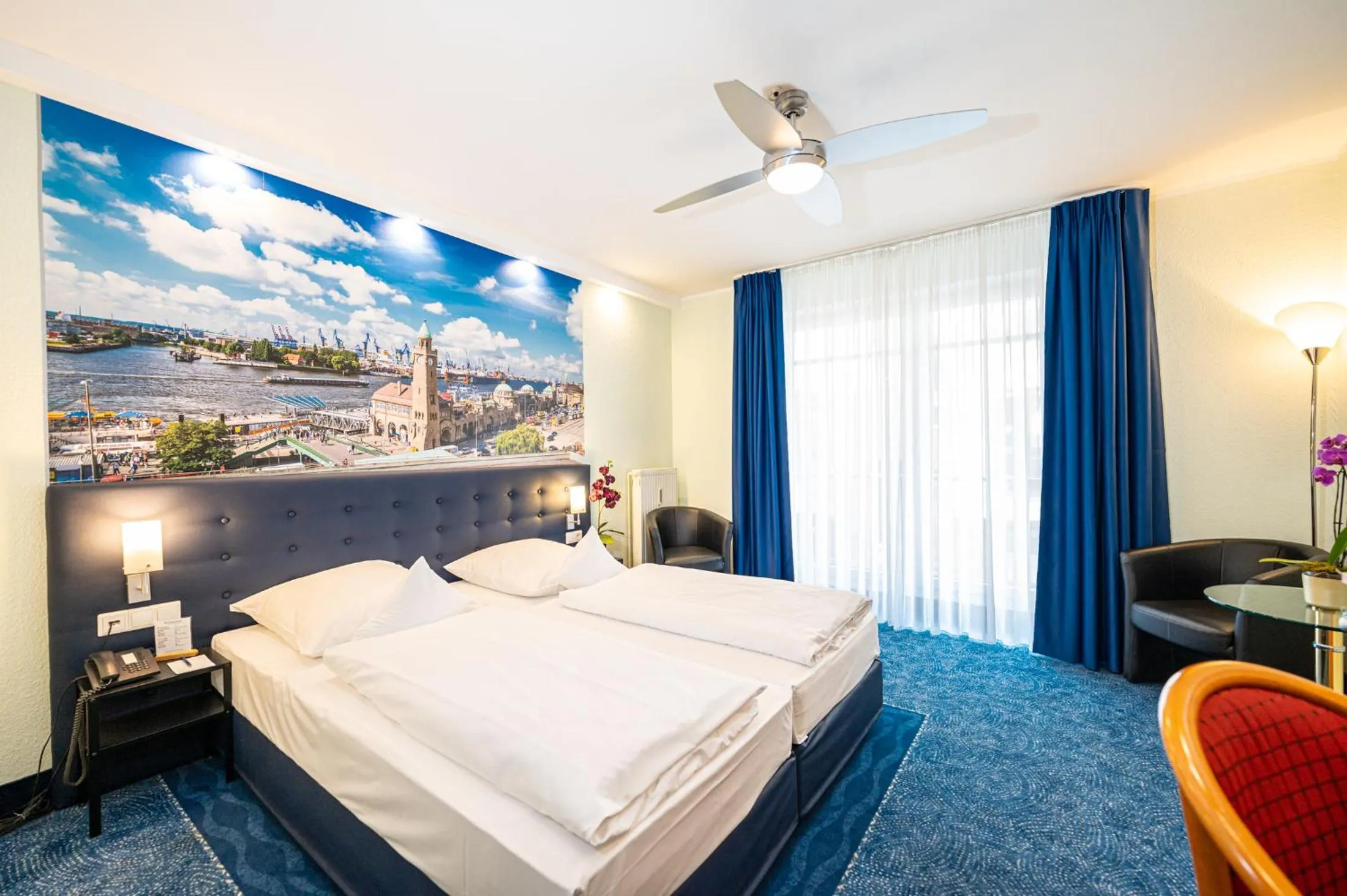 Photo of the whole room, Bed in Hotel Hanseport Hamburg