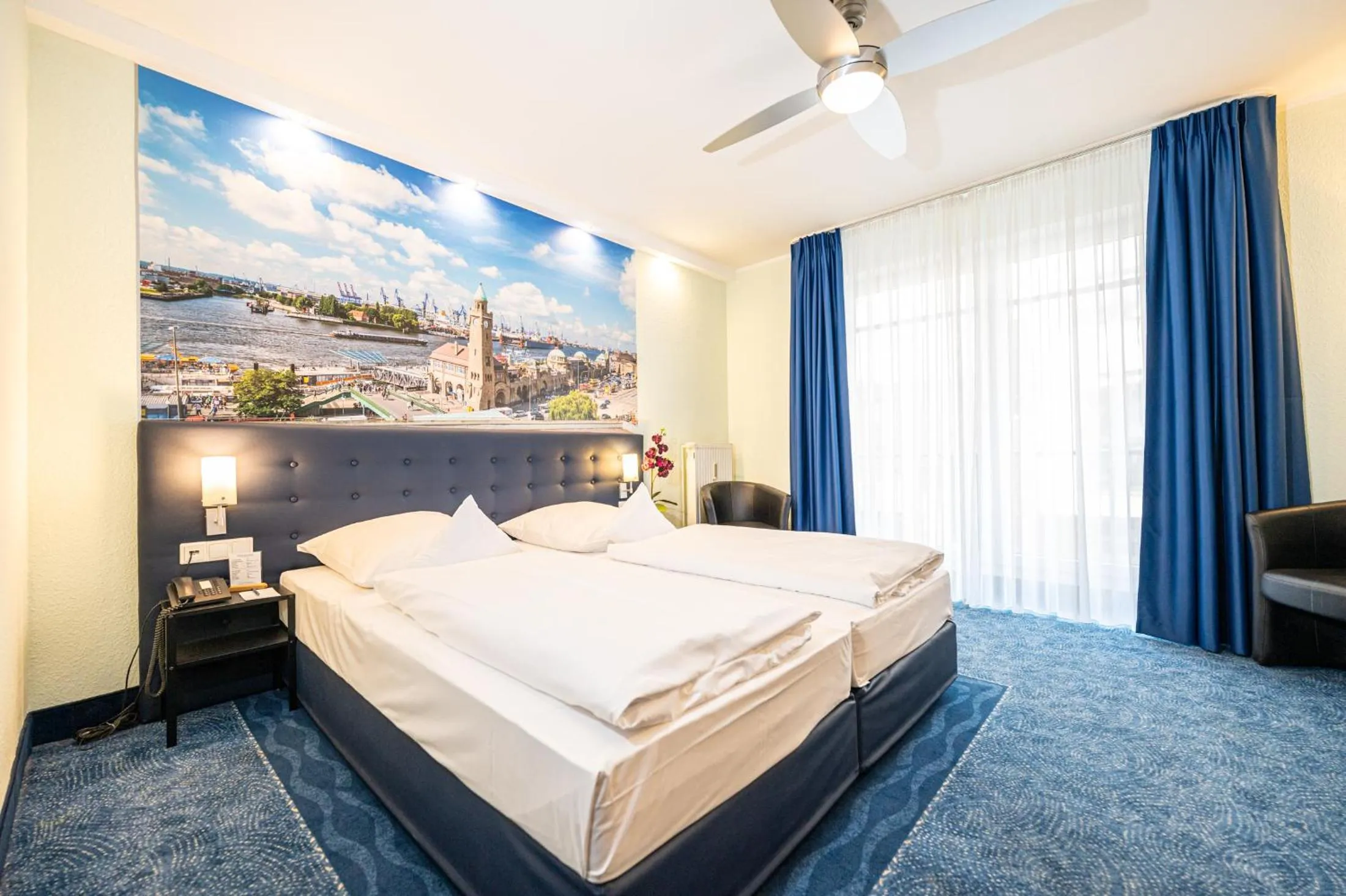 Photo of the whole room, Bed in Hotel Hanseport Hamburg