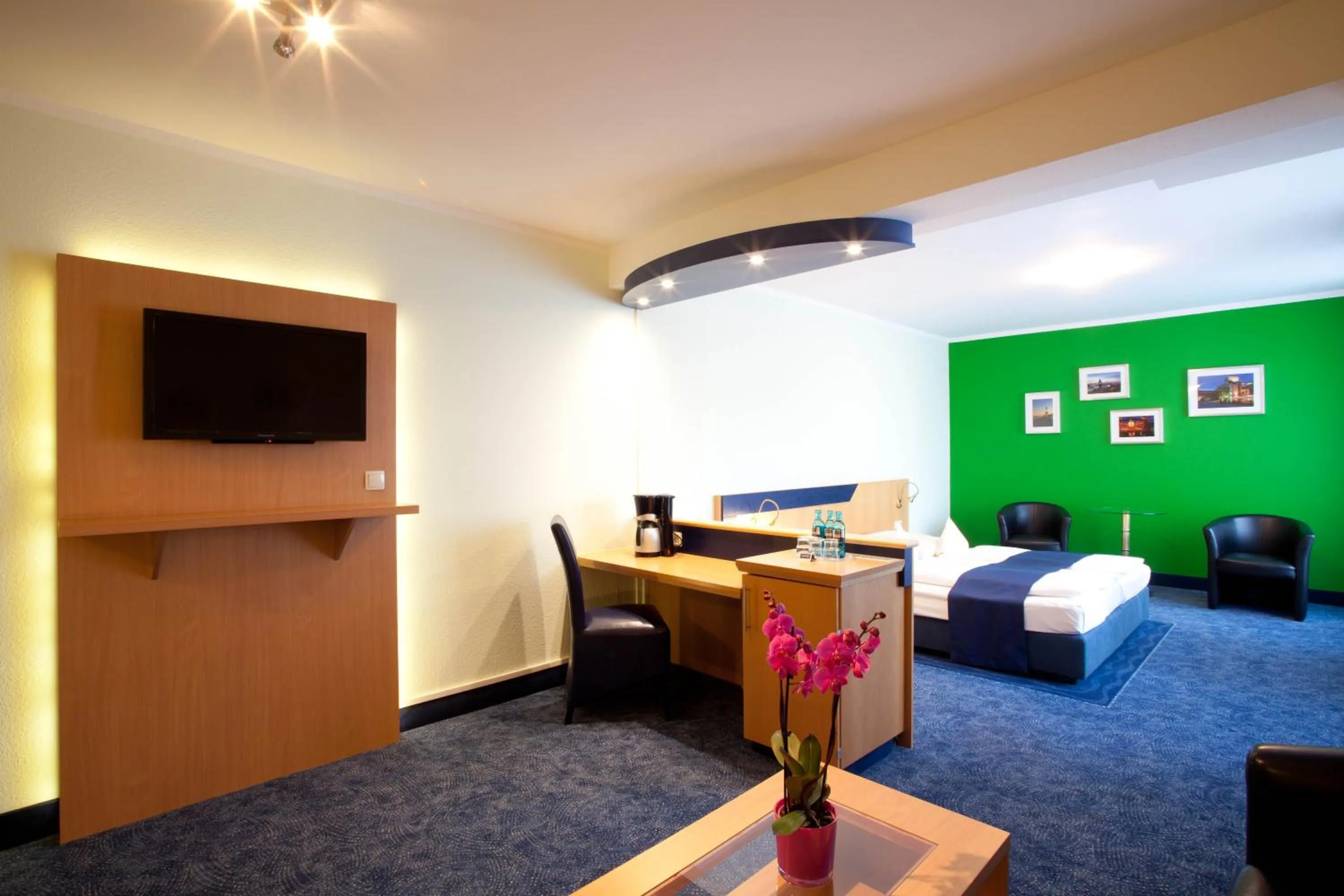 Photo of the whole room, Bed in Hotel Hanseport Hamburg