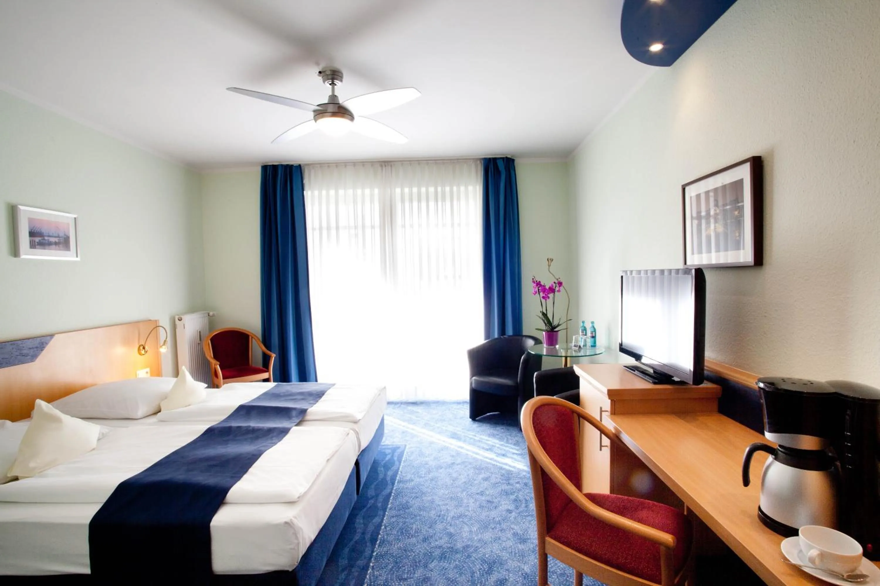 Photo of the whole room, Bed in Hotel Hanseport Hamburg