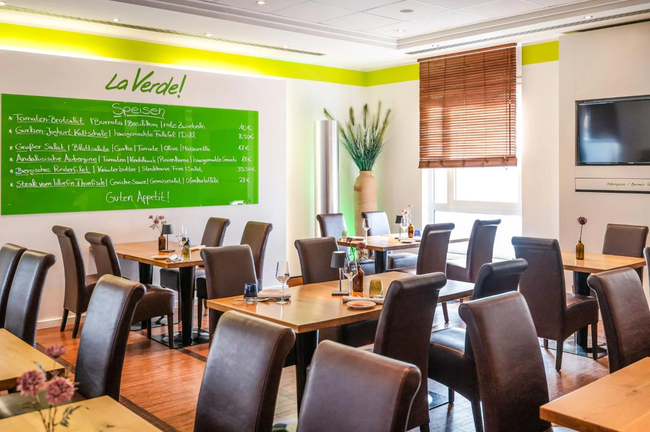 Restaurant/places to eat in PhiLeRo Hotel Köln