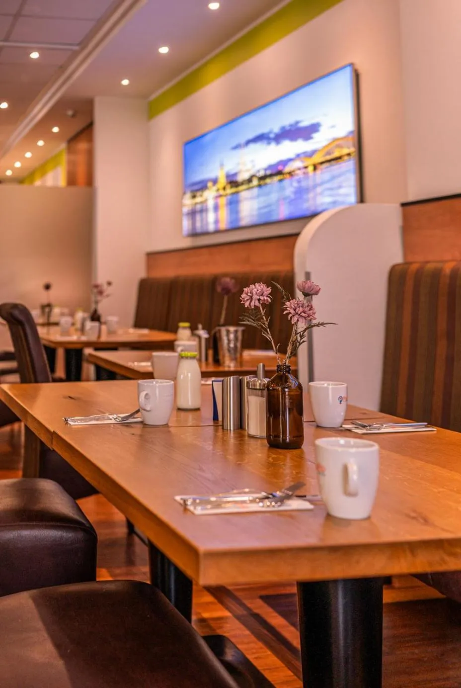 Restaurant/places to eat in PhiLeRo Hotel Köln