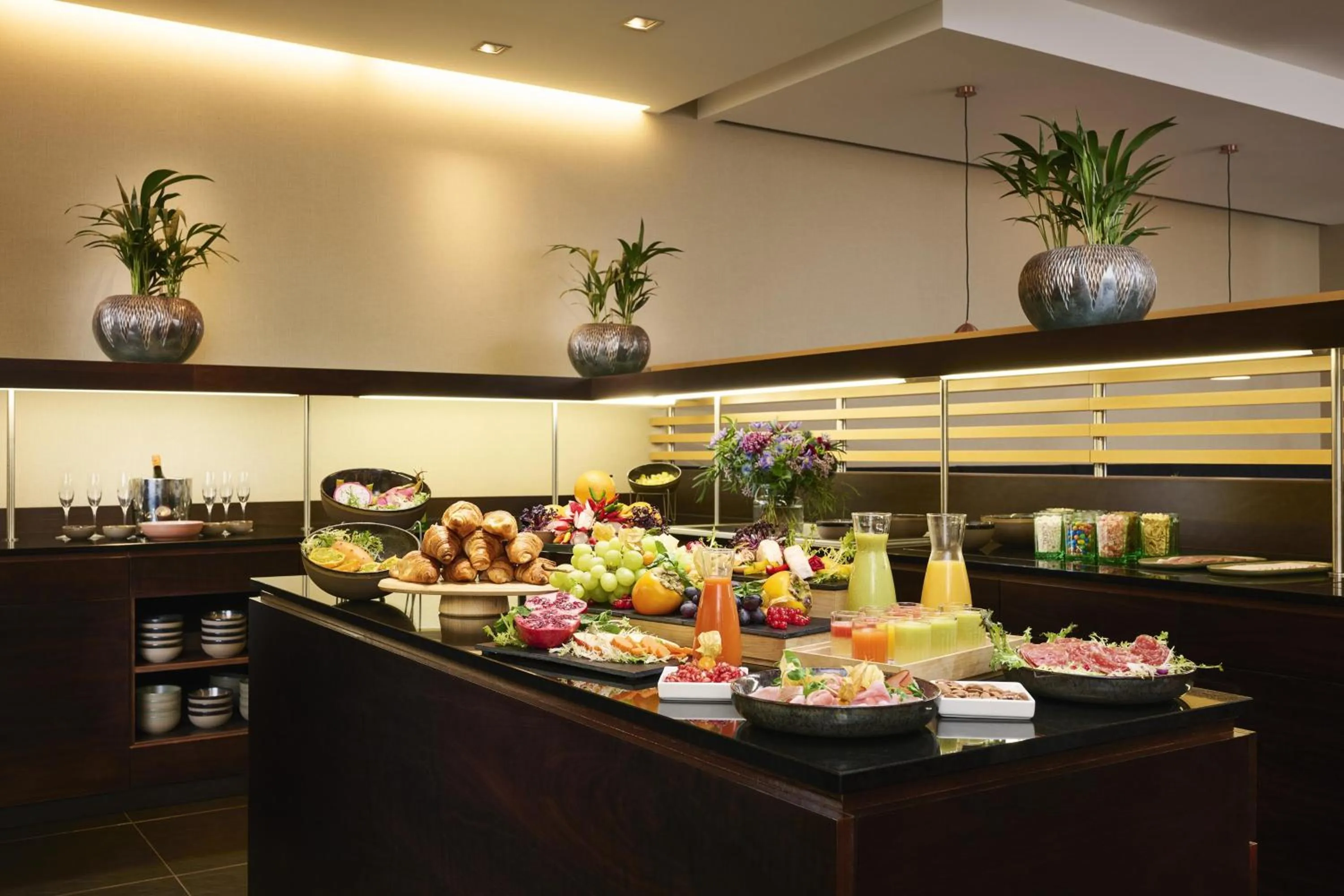 Restaurant/places to eat in NH Düsseldorf Königsallee