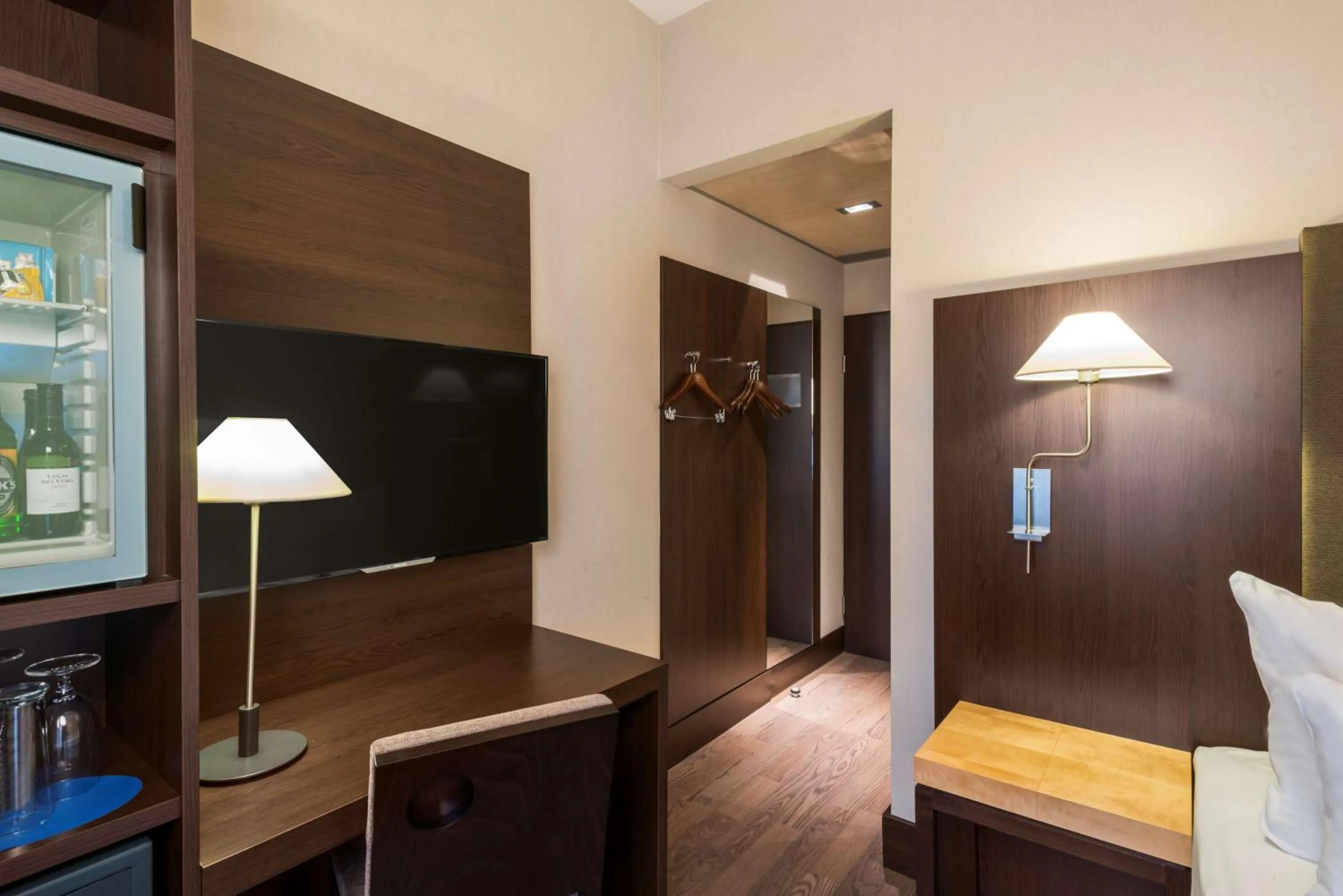 Photo of the whole room, Bed in NH Düsseldorf Königsallee