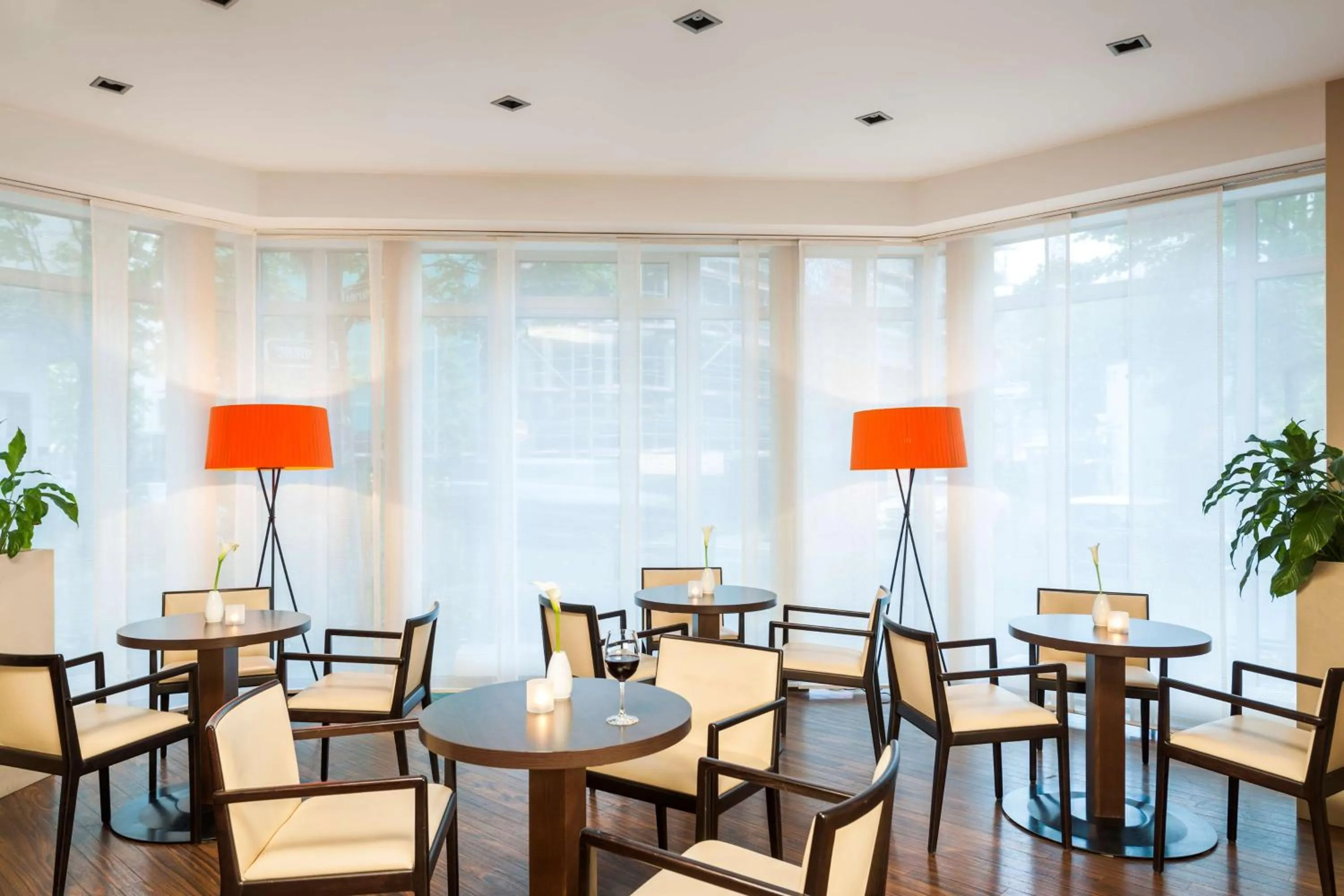 Lounge or bar in NH Düsseldorf Königsallee