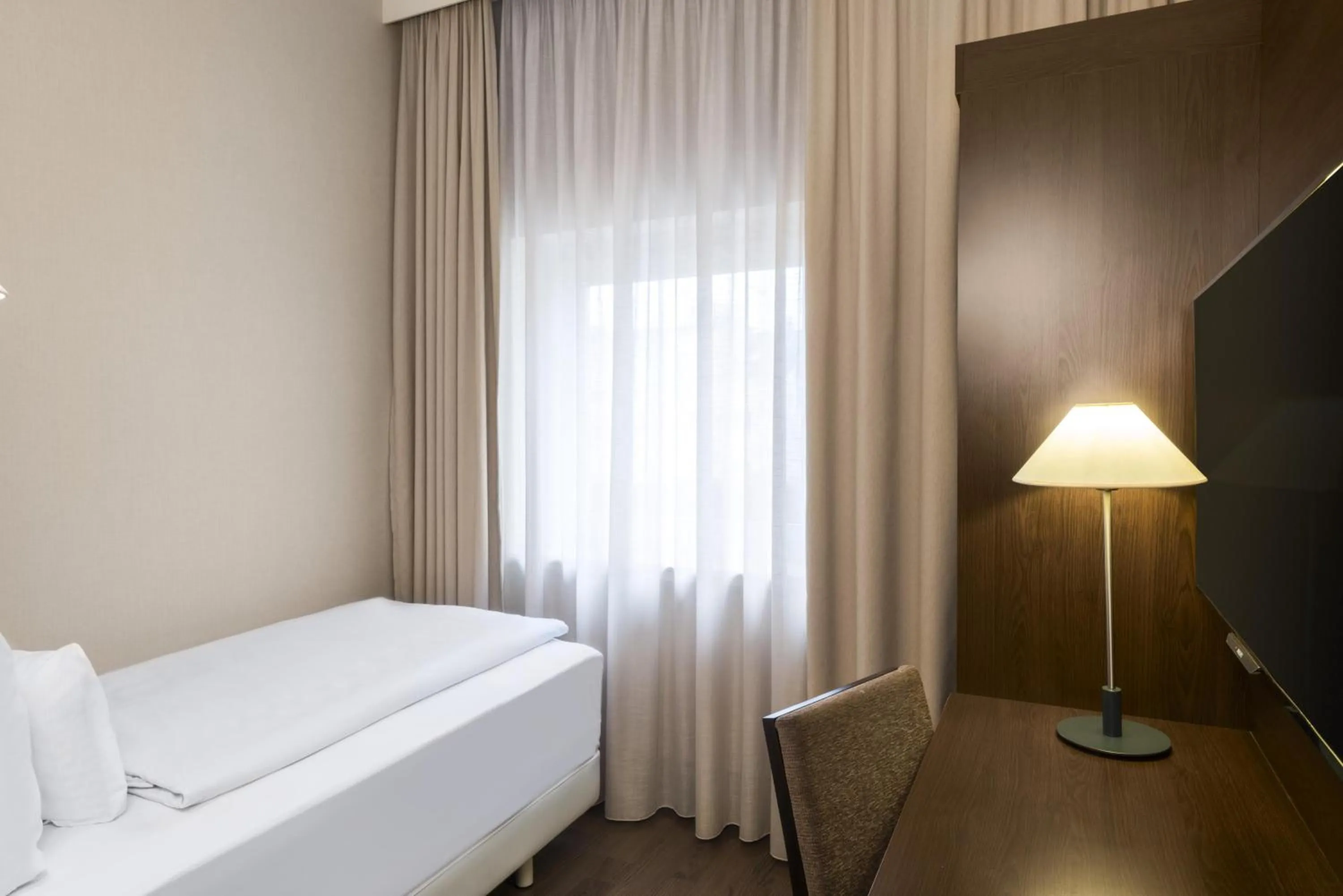 Bedroom, Bed in NH Düsseldorf Königsallee