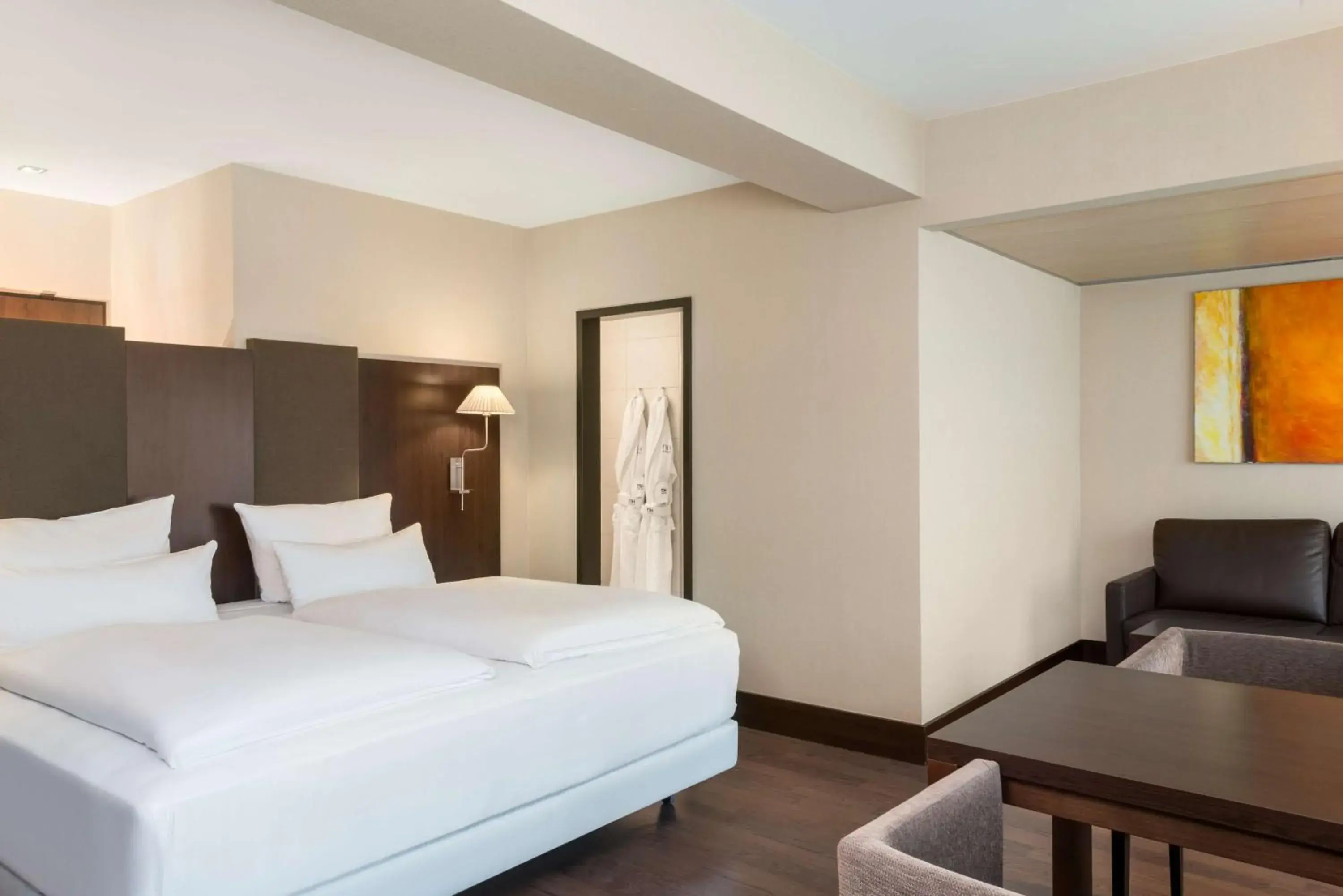 Photo of the whole room, Bed in NH Düsseldorf Königsallee Photo of the whole room, Bed in NH Düsseldorf Königsallee