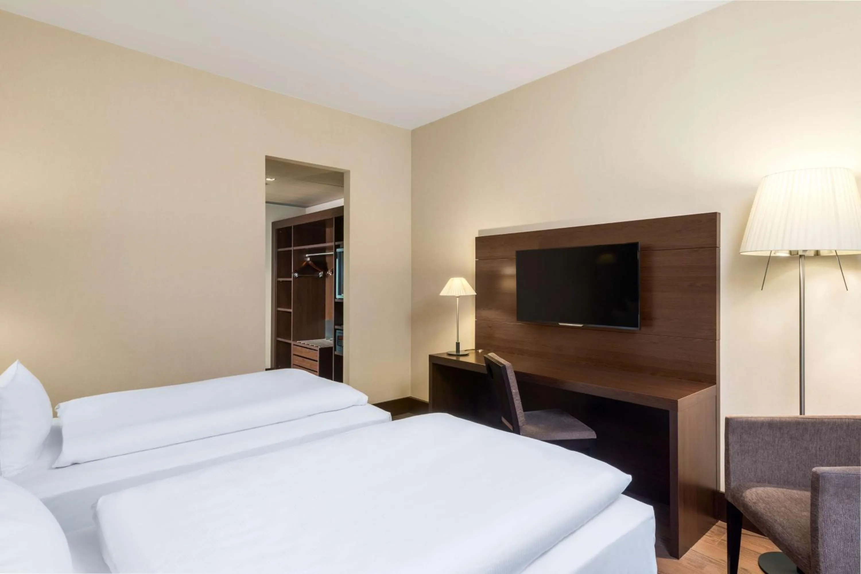 Photo of the whole room, Bed in NH Düsseldorf Königsallee