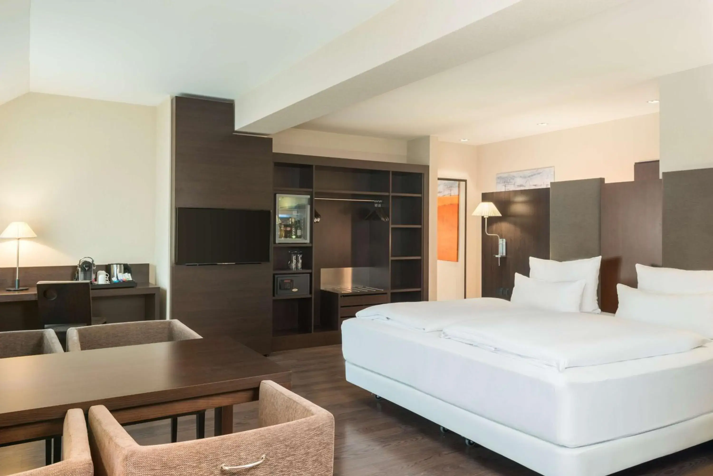 Photo of the whole room, Bed in NH Düsseldorf Königsallee Photo of the whole room, Bed in NH Düsseldorf Königsallee